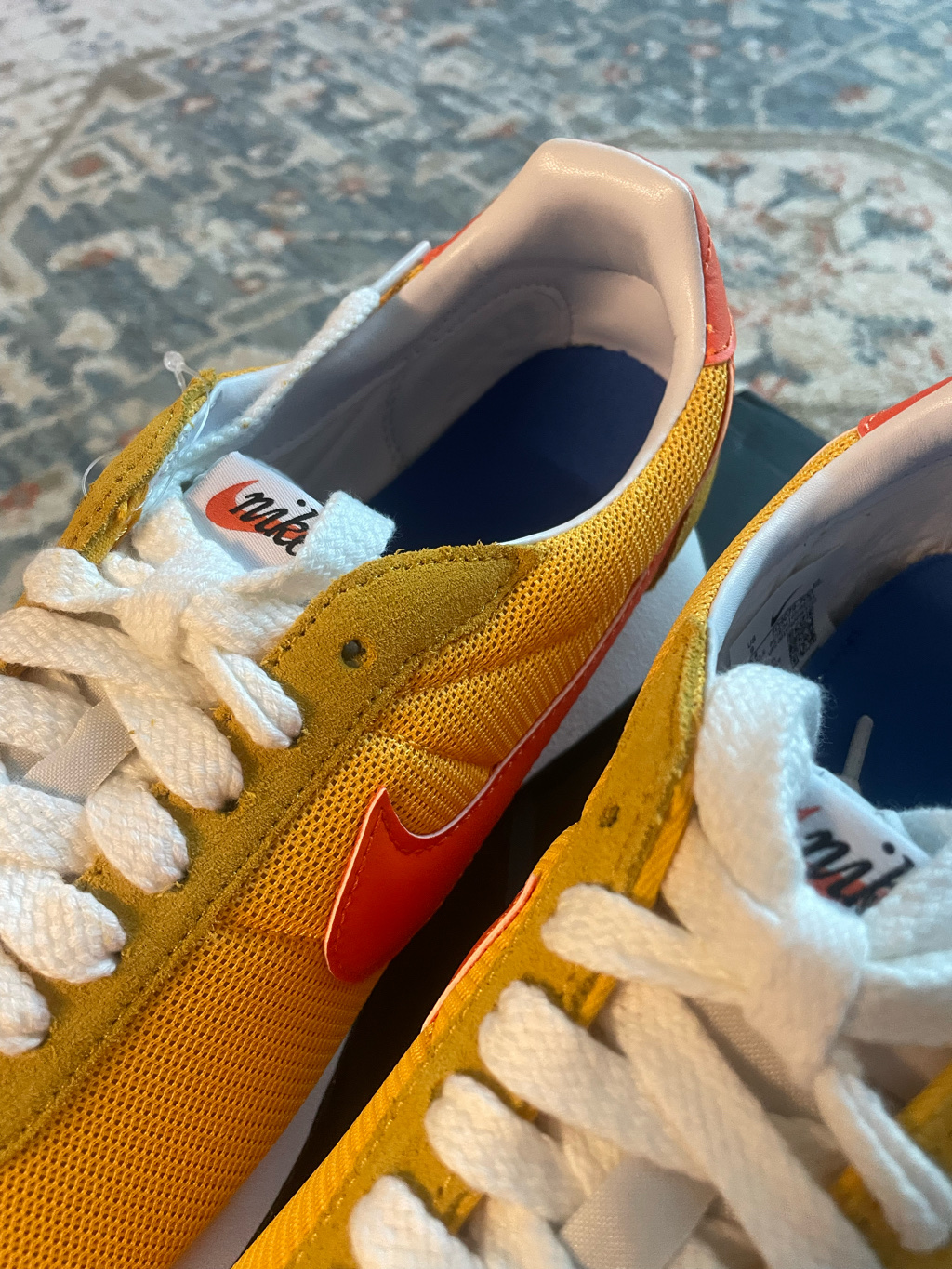 Nike LD-1000 SP University Gold and Safety Orange 착용 스타일 - 4