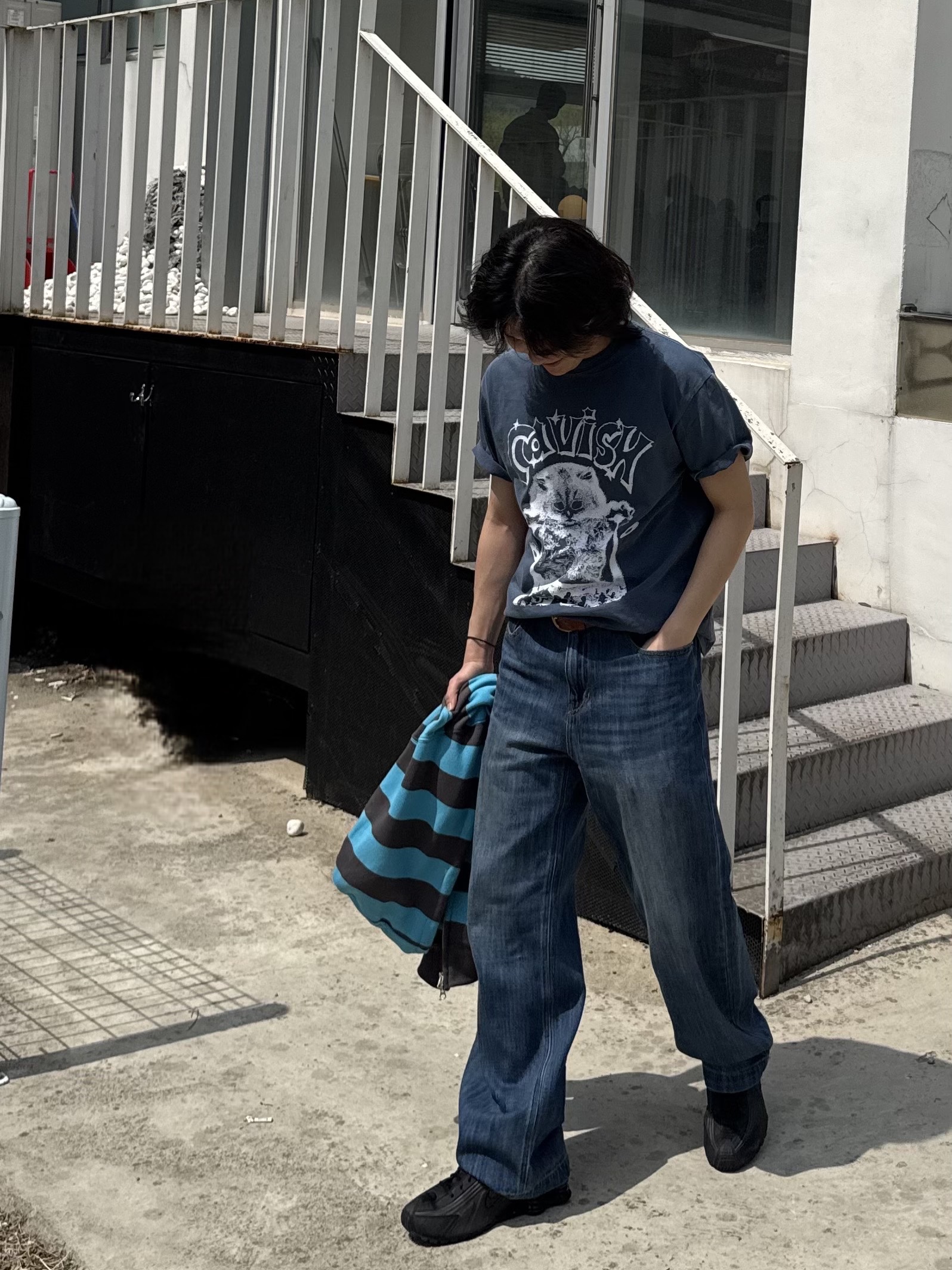 CAVISH Invader Pigment SS Tee Blue, (W) Nike Shox R4 Black 착용 스타일 - 1