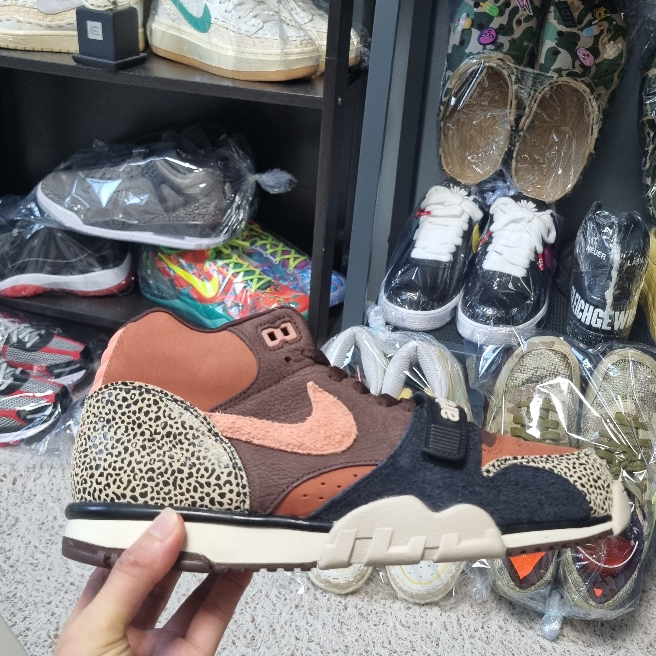 Nike x Arts-Rec Skateshop SB Air Trainer 1 Earth and Dusty Peach 착용 스타일 - 1