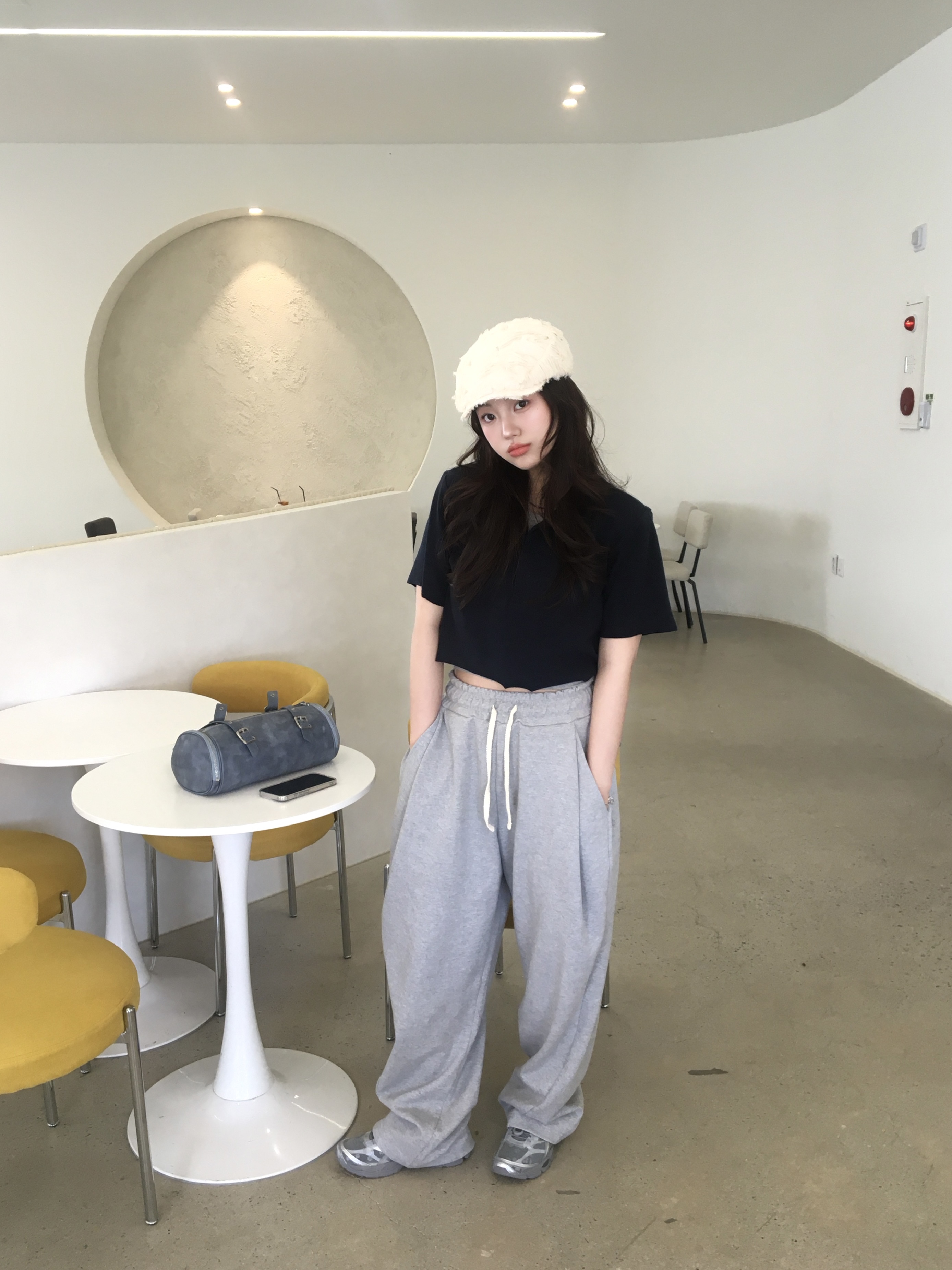 Knitted Curved Training Pants Melange Grey 착용 스타일