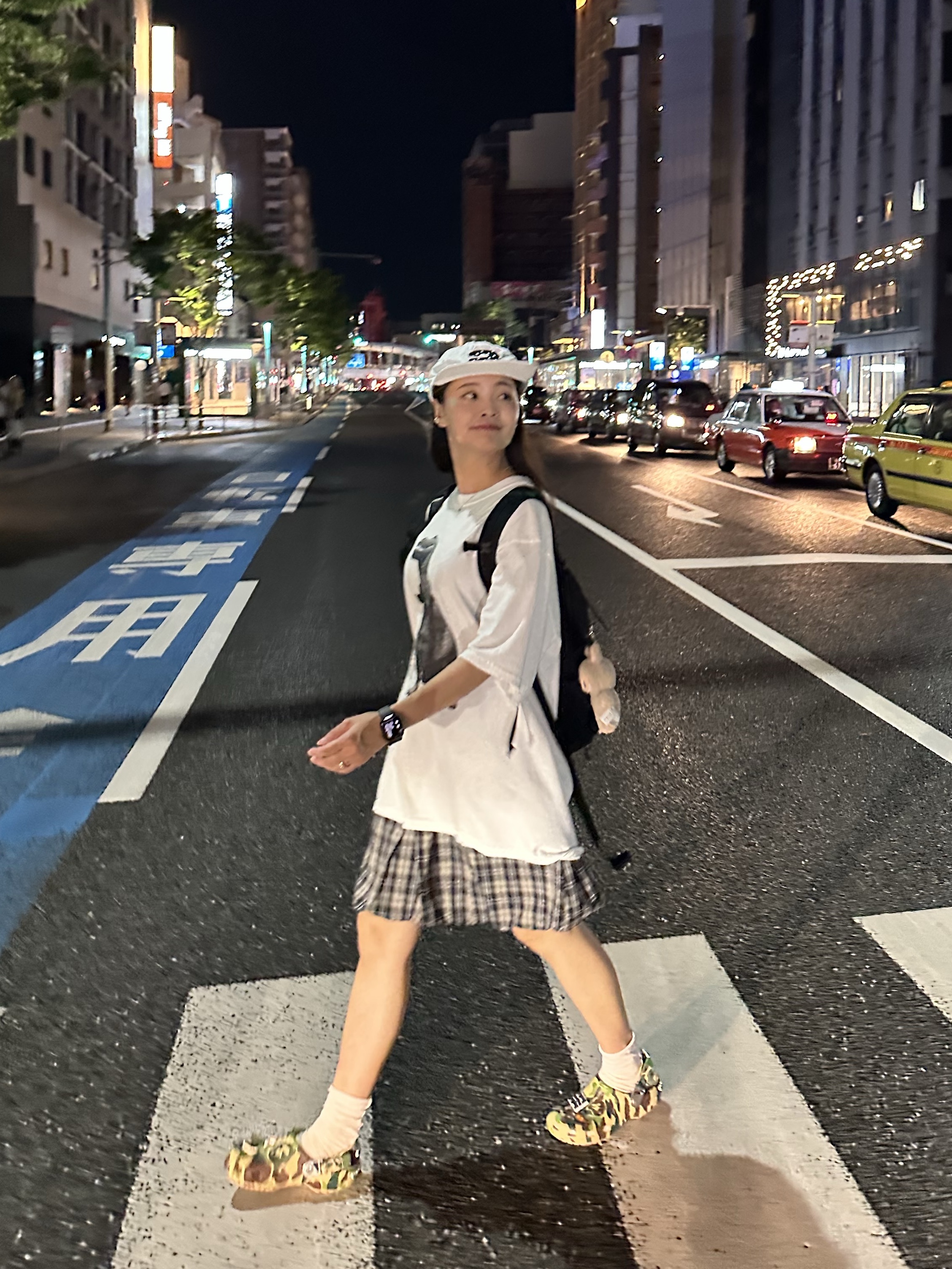 Crocs x BAPE Classic Clog Chai, Stussy Big & Meaty Pigment Dyed T-Shirt Natural 착용 스타일 - 1