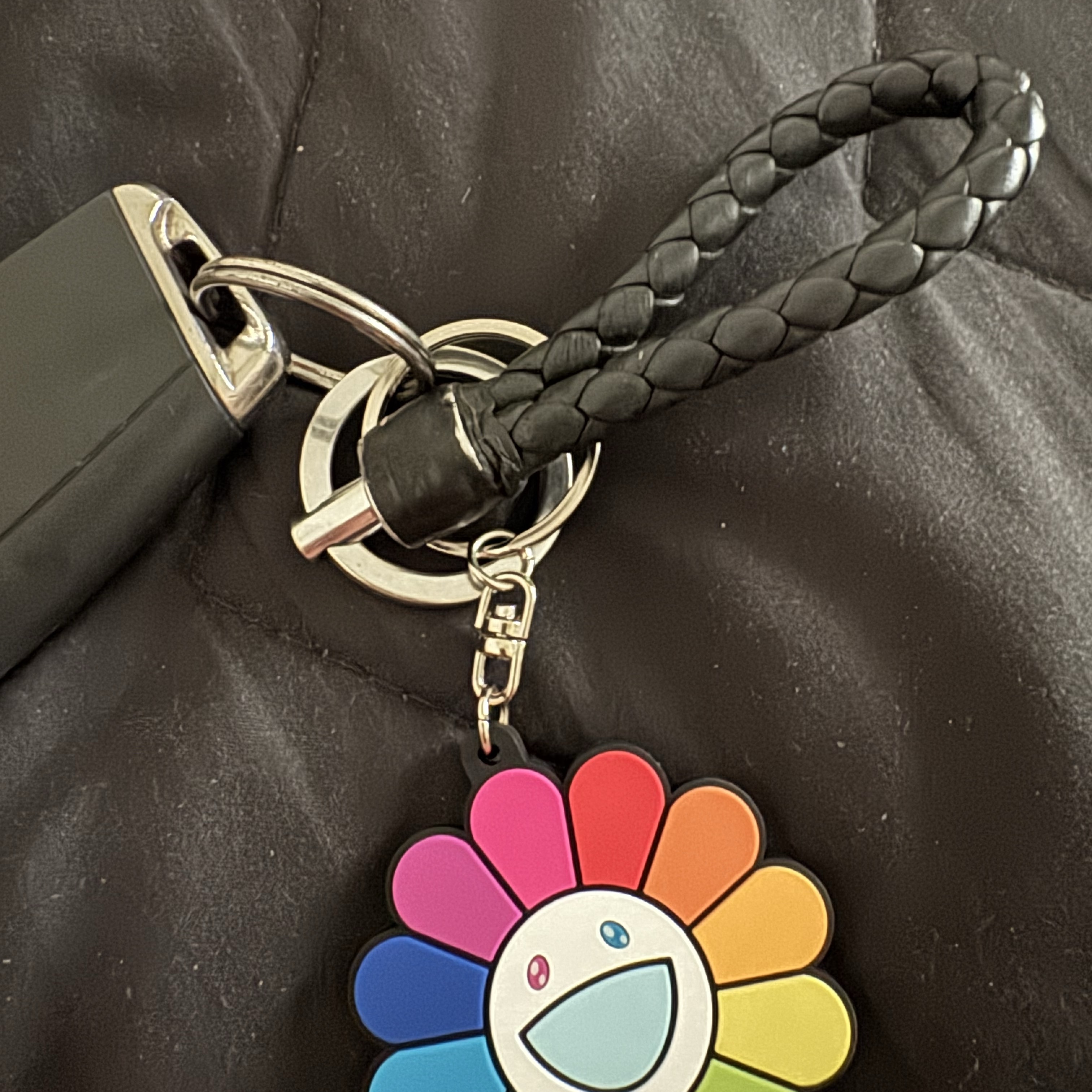 Kaikai Kiki Flower Rubber Keyring Rainbow White 착용 스타일