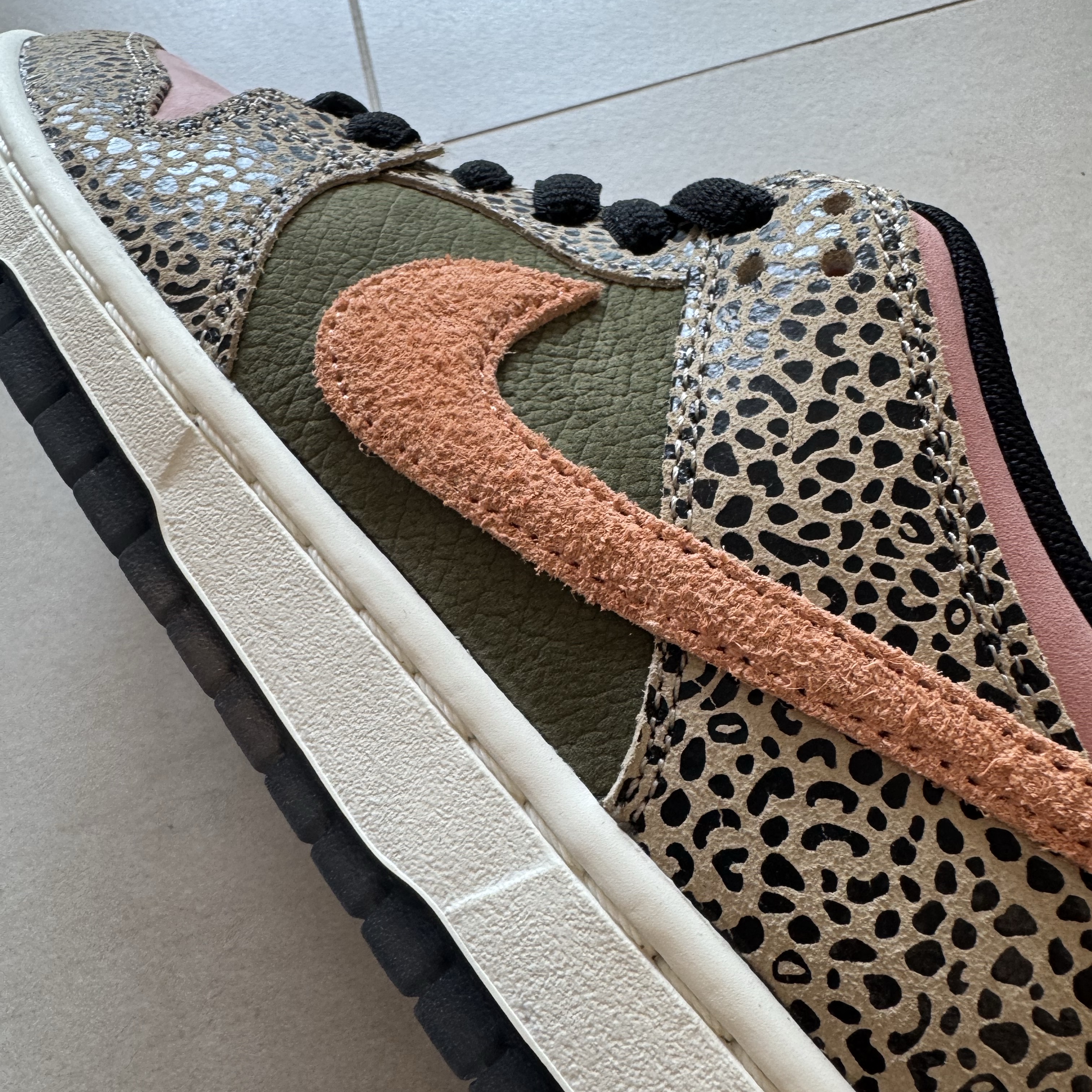 Nike x Arts-Rec Skateshop SB Dunk Low Pro Rust Pink and Rough Green 착용 스타일 - 1