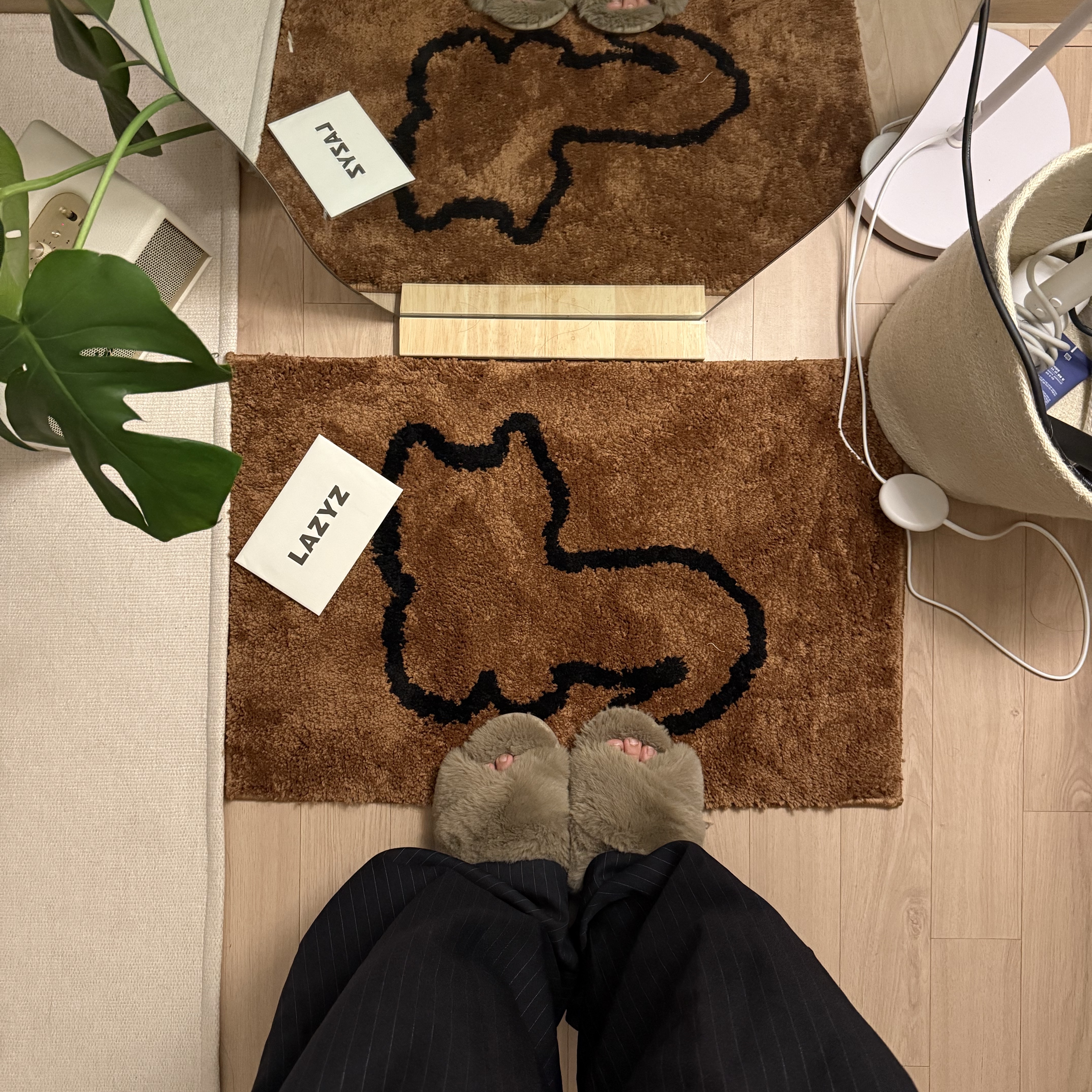 LAZYZ Lazy Cat Rug - Brown 착용 스타일 - 1