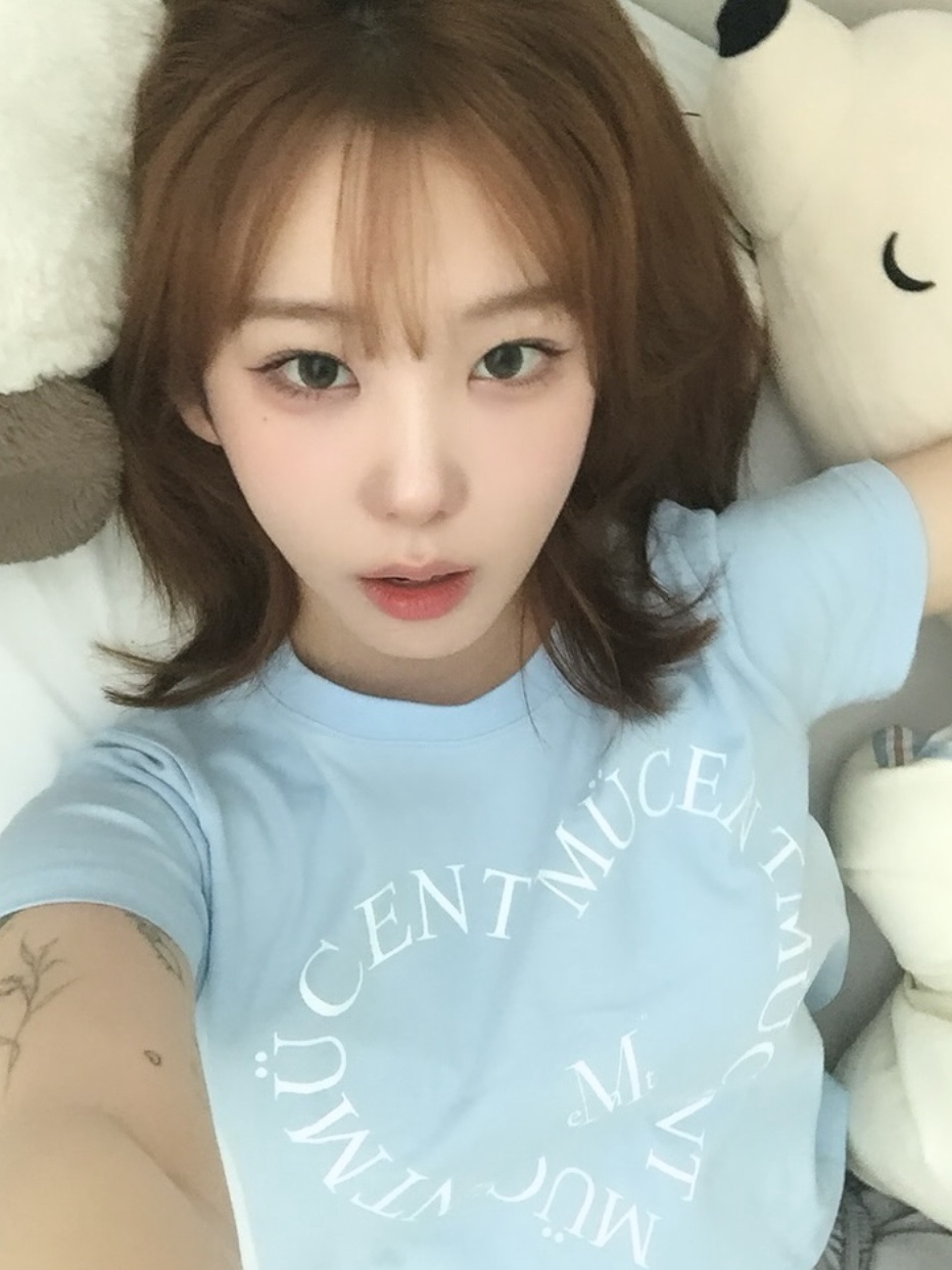MUCENT Heart Lettering Half T Sky Blue 착용 스타일