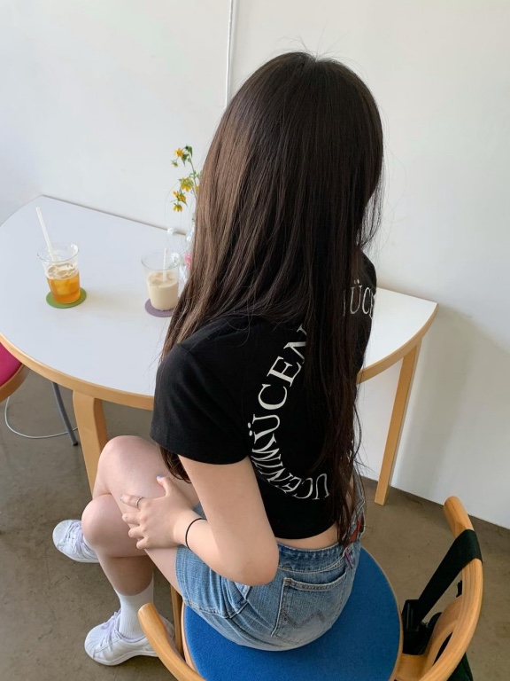 MUCENT Signature Back Logo T Black 착용 스타일