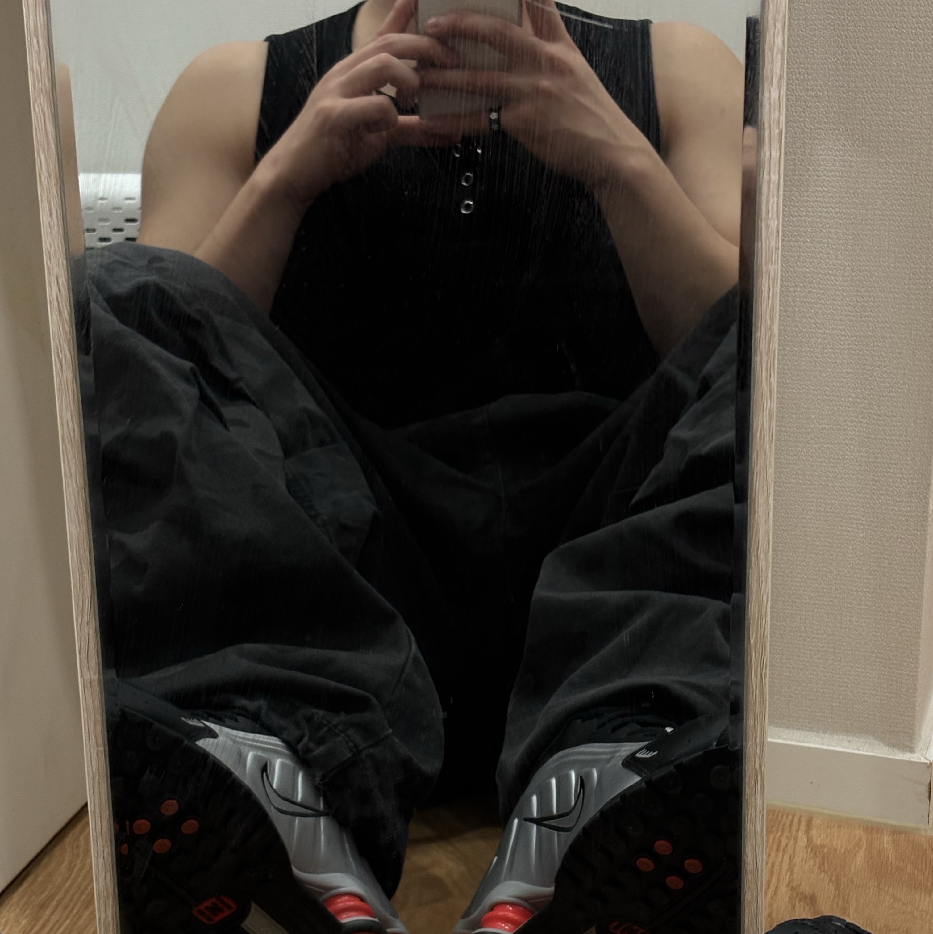 Nike Shox R4 Metallic Silver Red 착용 스타일