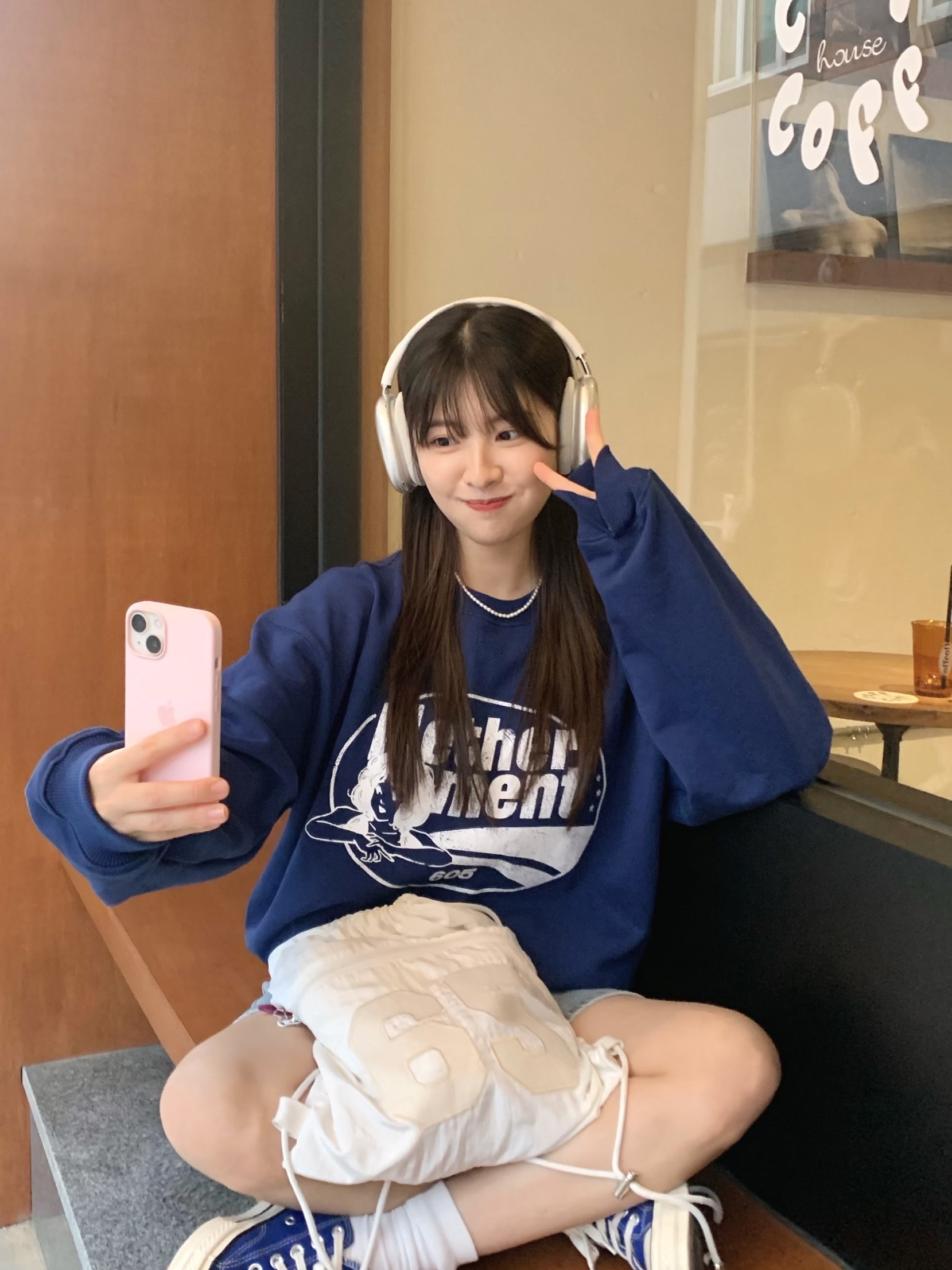 Apple AirPods Max Lightning Silver (Korean Ver.), Converse Chuck 70 Ox Vintage Canvas Rush Blue 착용 스타일 - 3