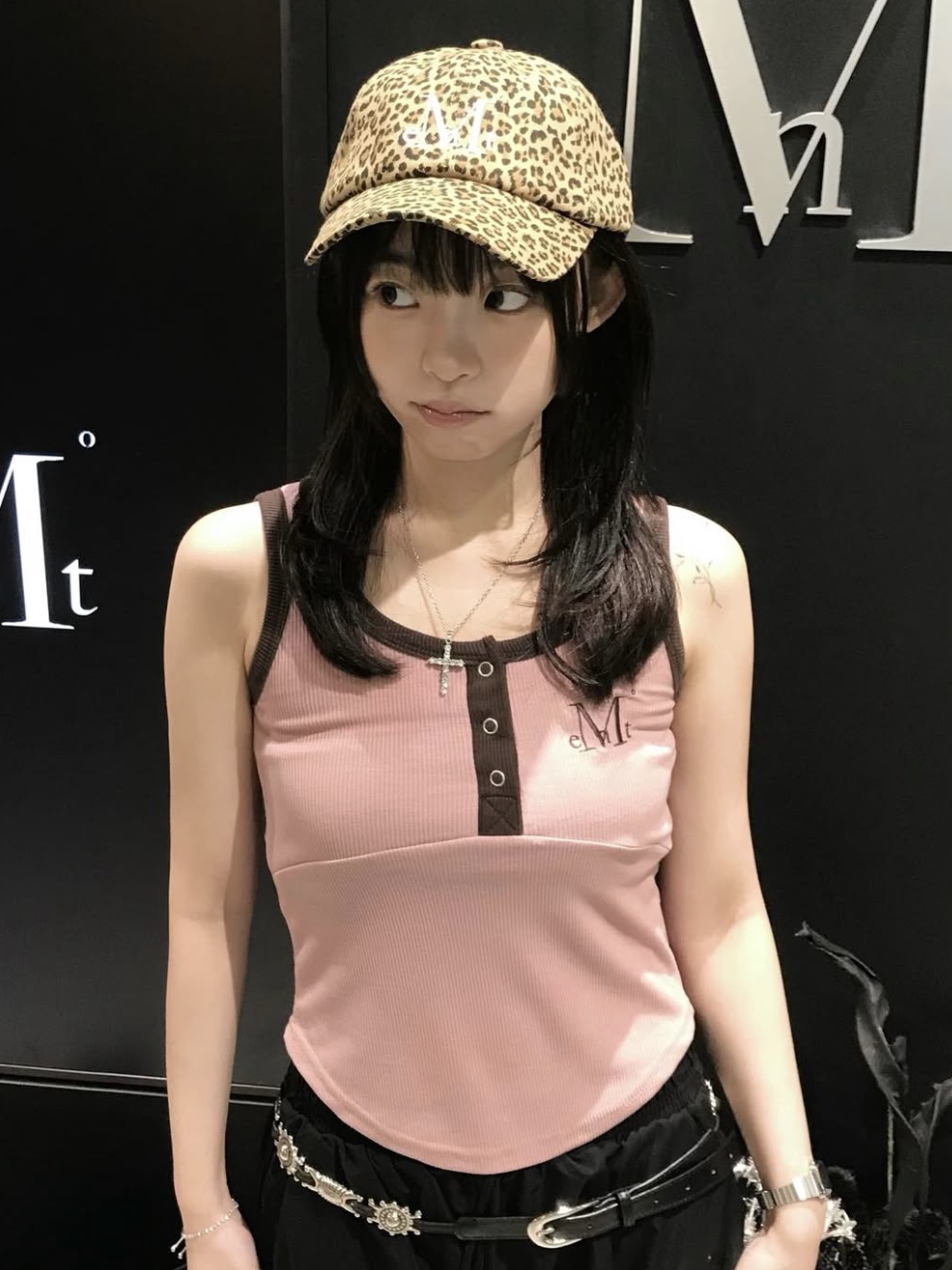 MUCENT Color-Pop Button Crop Sleeveless Pink, MUCENT Signature Ball Cap Leopard Beige 착용 스타일