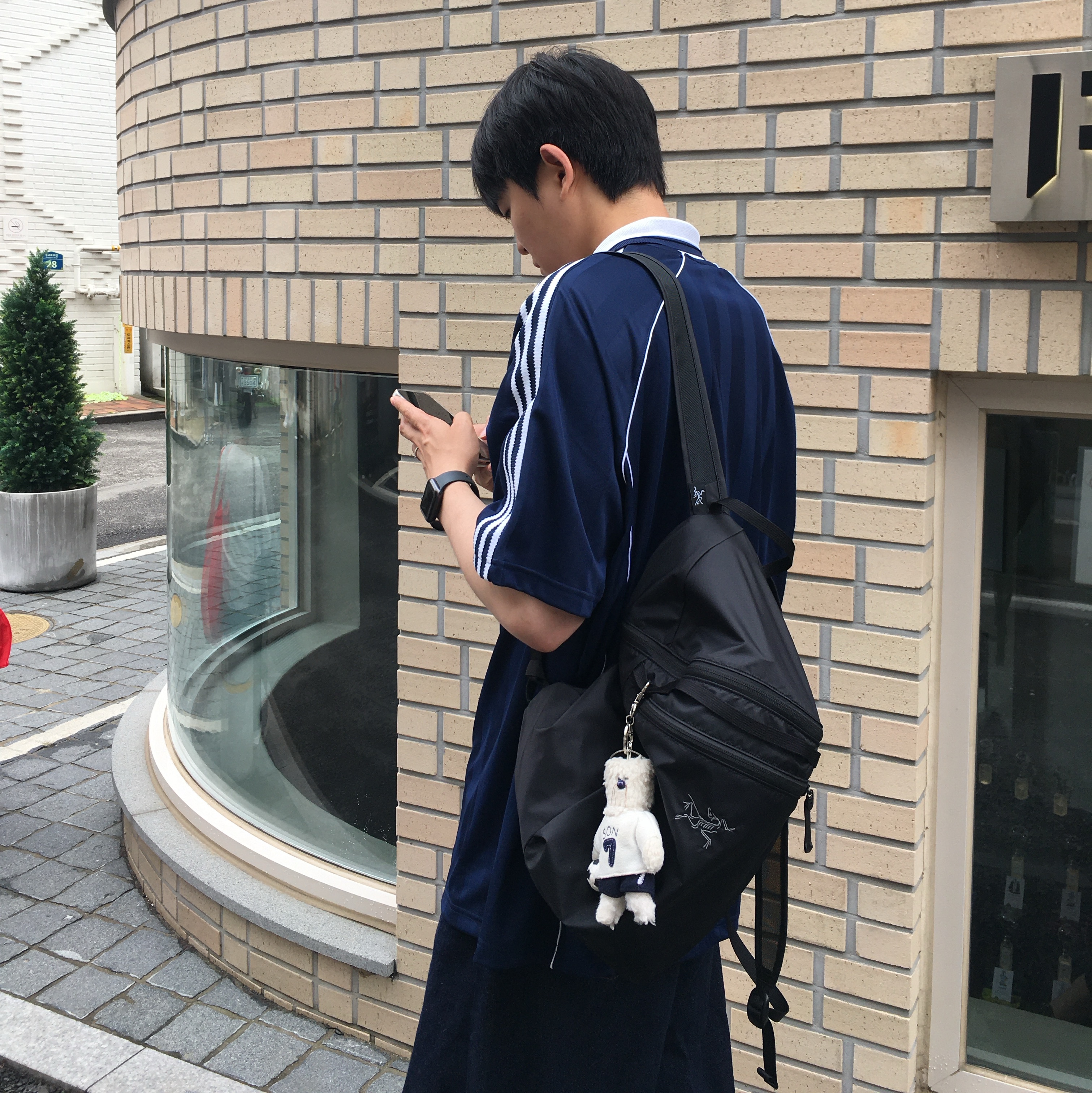 Arc'teryx Heliad 15 Backpack Black, Monamhee x NOS7 SON.hee Keyring Cream 착용 스타일 - 1