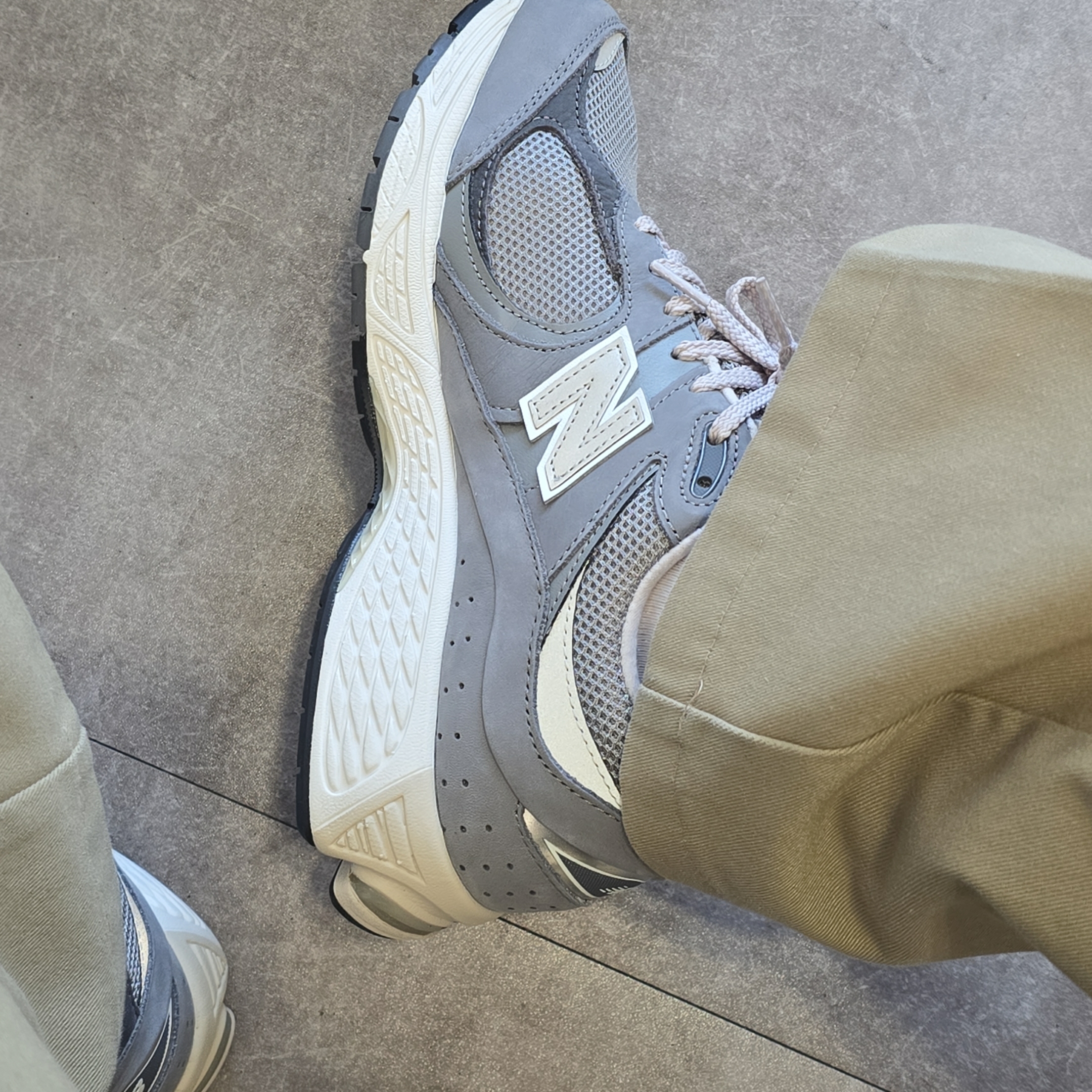 New Balance 2002R Premium Vintage Grey 착용 스타일