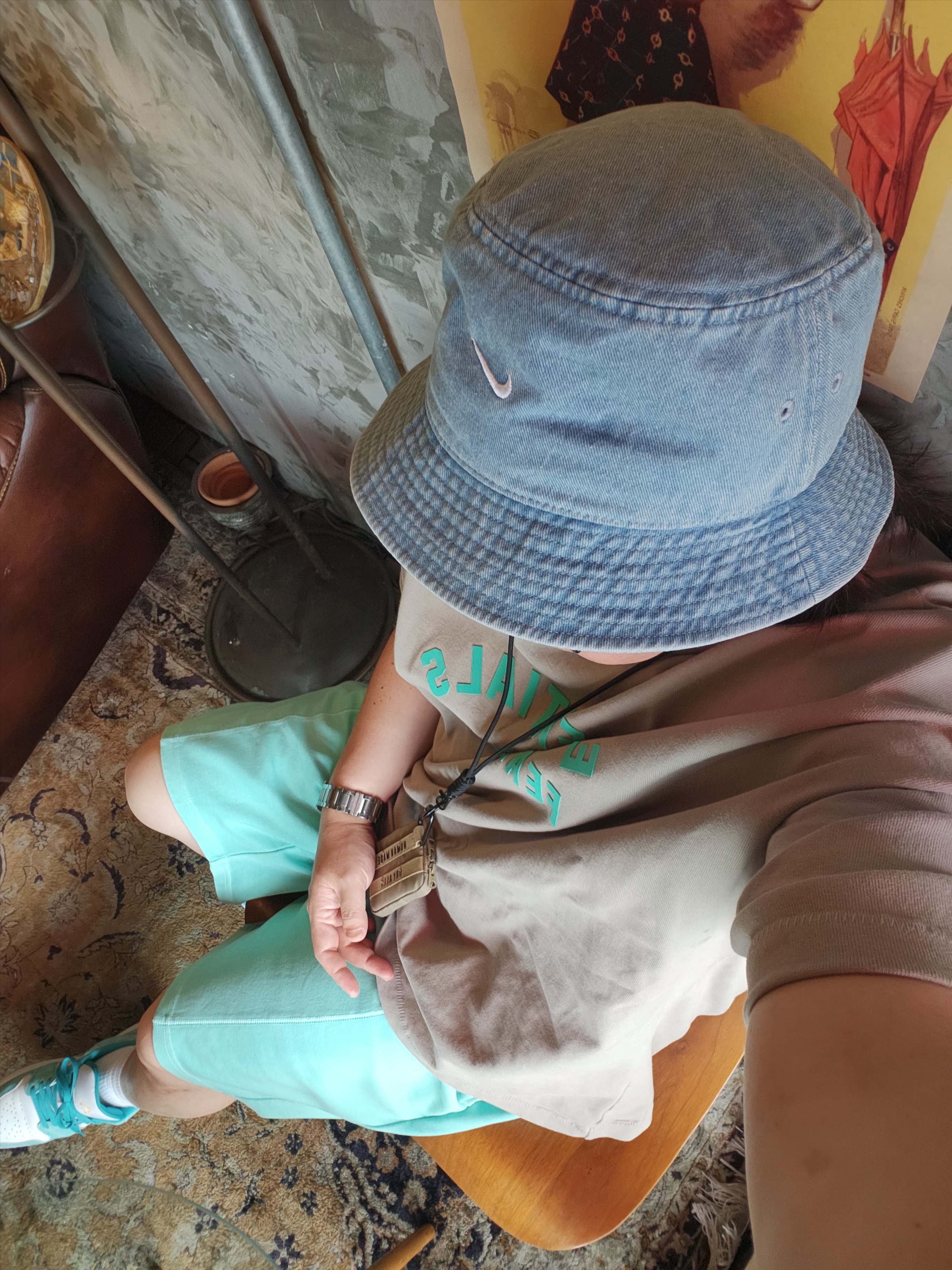 Nike Apex Denim Bucket Hat Aegean Storm Thunder Blue, Essentials Heavy Jersey Crewneck T-Shirt Seal - 24SS 착용 스타일 - 4