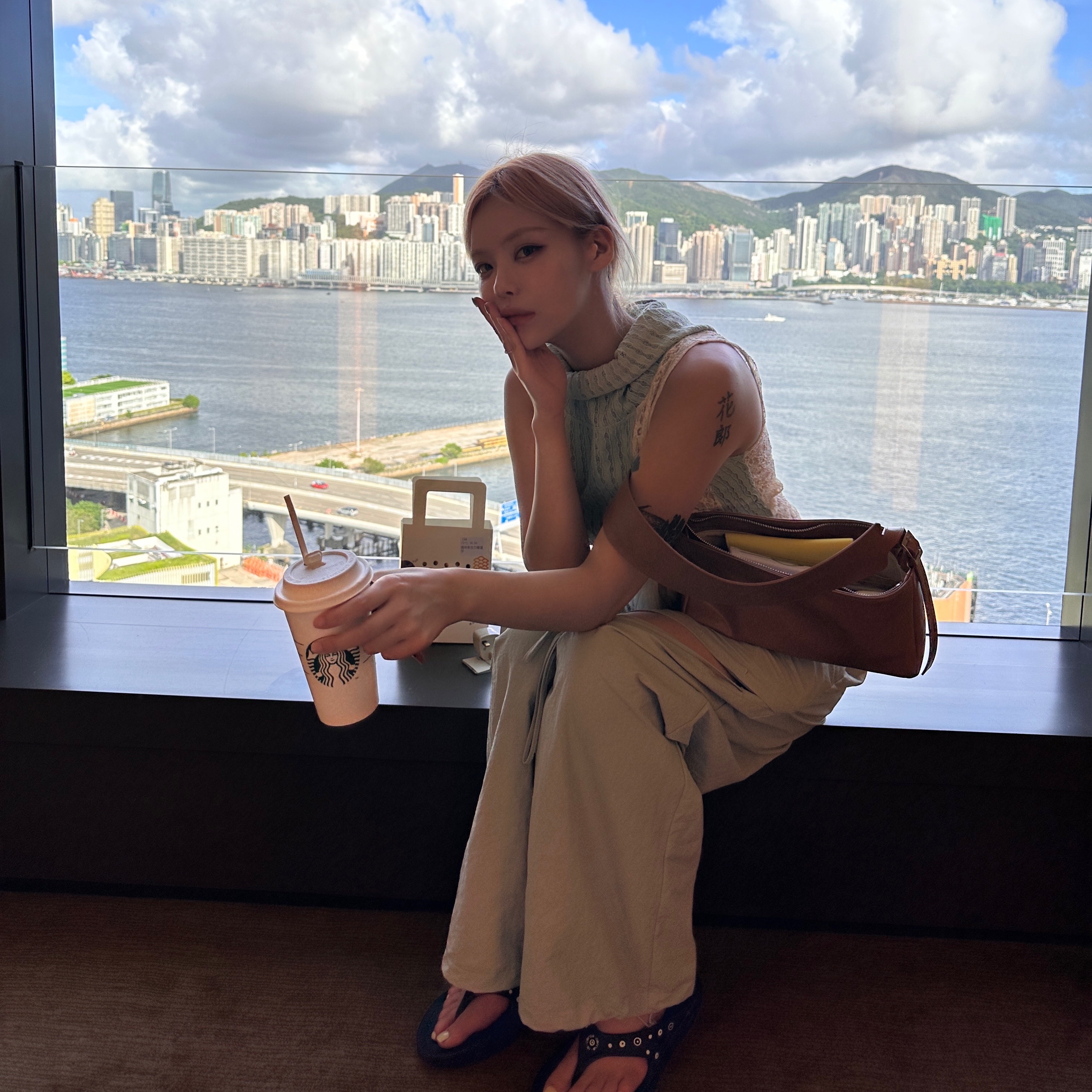 Fillintheblank Cut Off 2-Way Bag Camel, Oofos x 10 Corso Como Original Black 착용 스타일 - 1