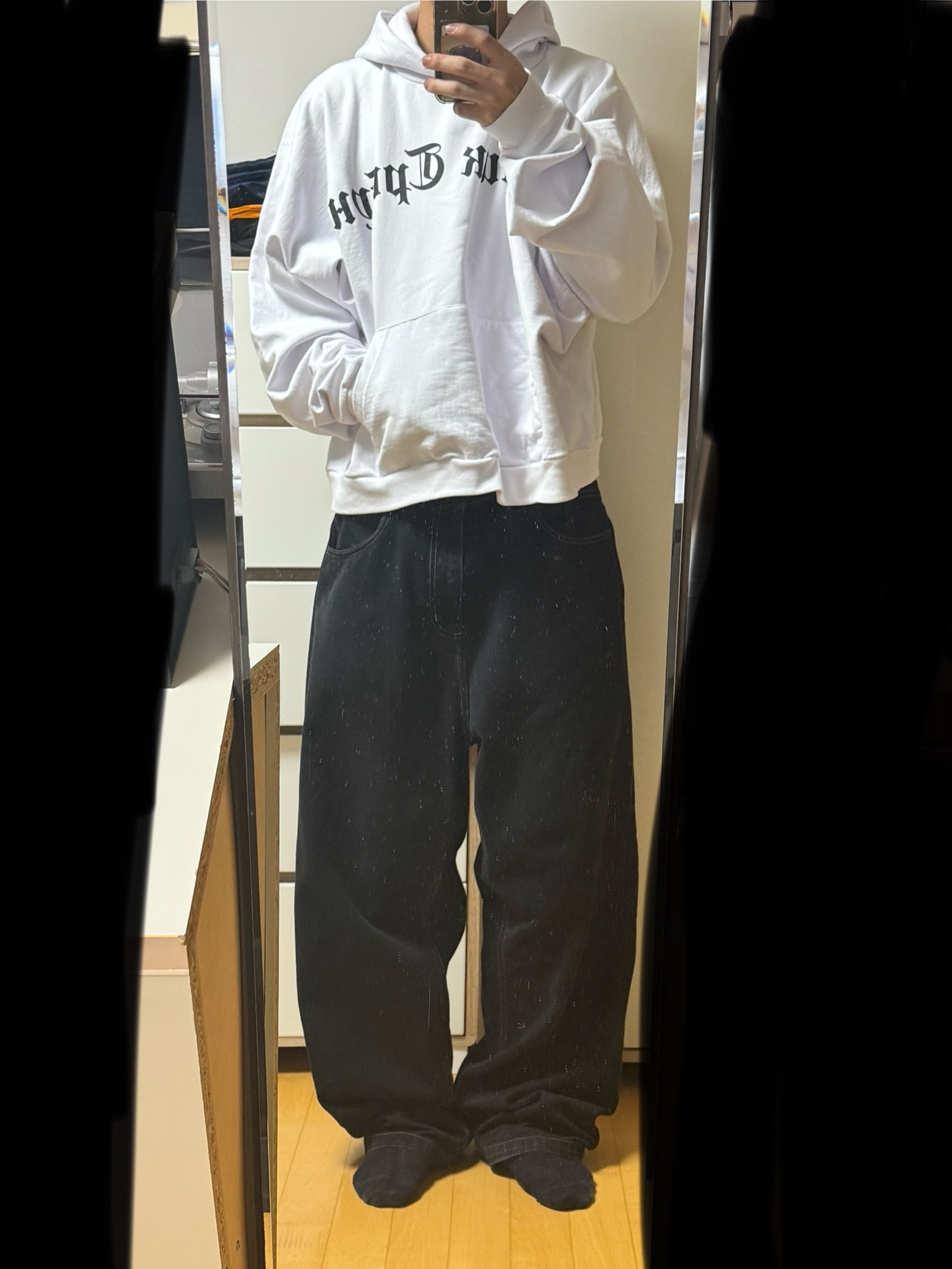 Yeezy x Gosha Rubchinskiy Tribune Herald HD-01 Hoodie White 착용 스타일 - 1