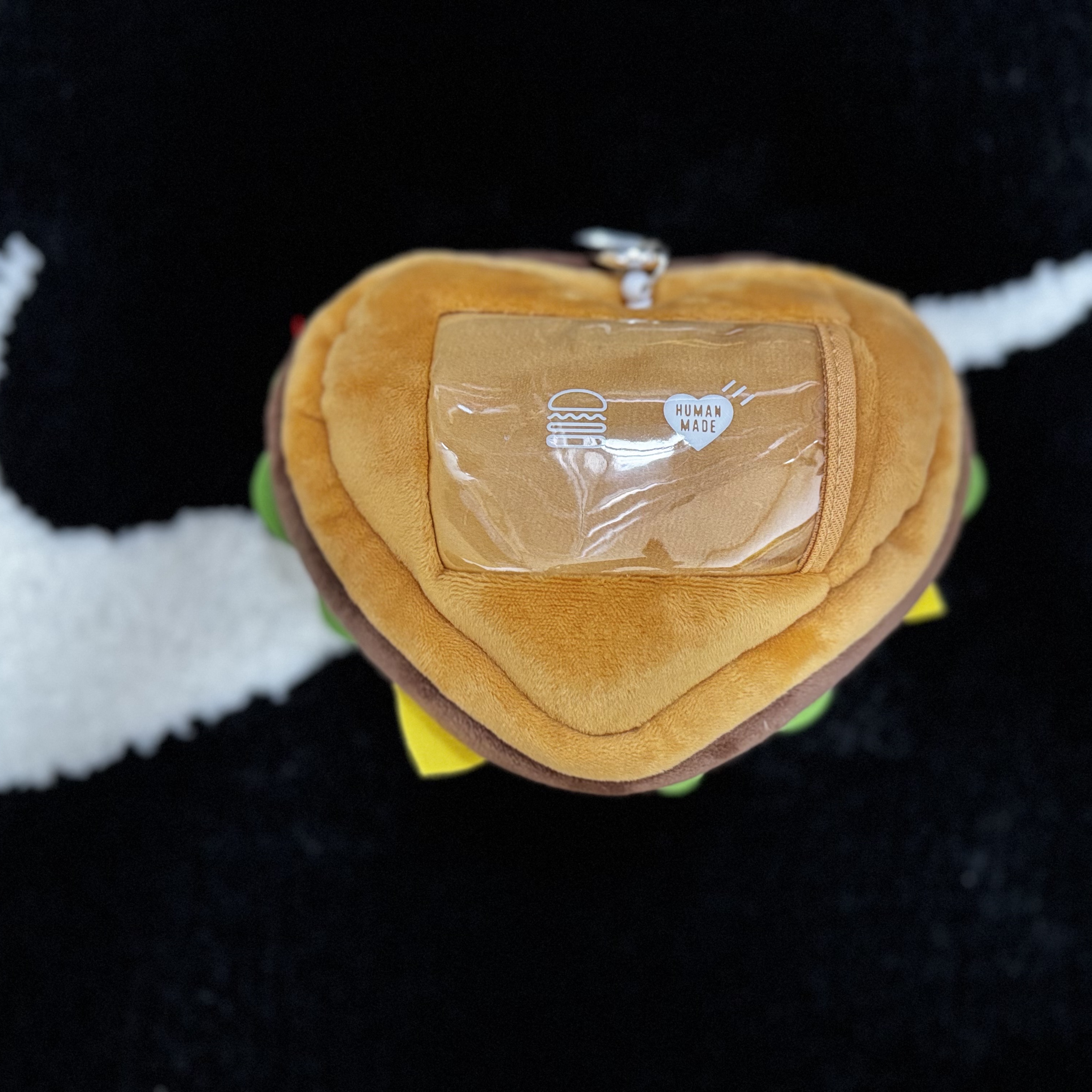 Human Made x Shake Shack Burger Pass Case Beige 착용 스타일 - 2
