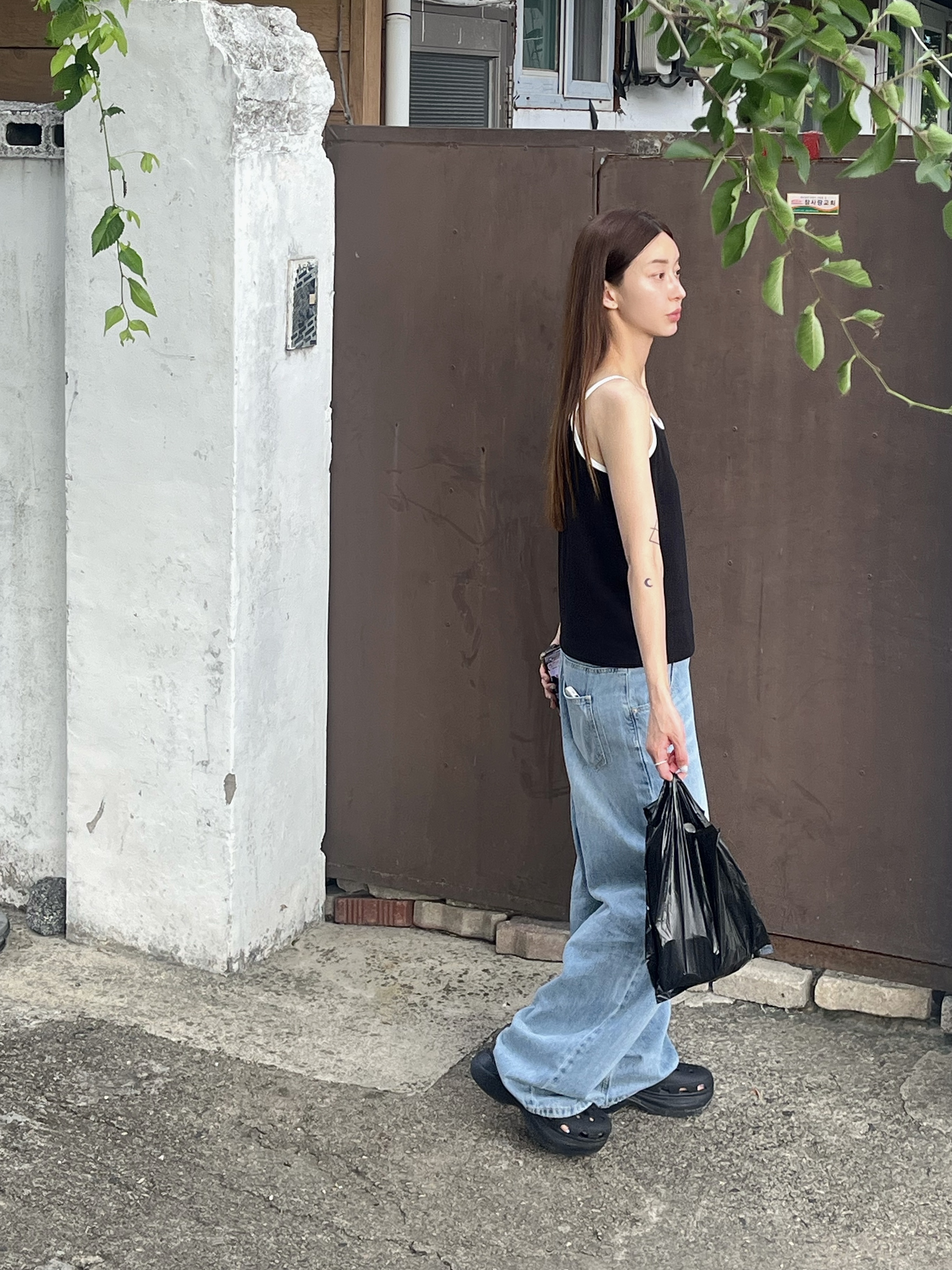 (W) Crocs Classic Bae Clog Black, Ray-Ban Polished Black Frame Green Classic G-15 Lenses High Bridge Fit 착용 스타일 - 8