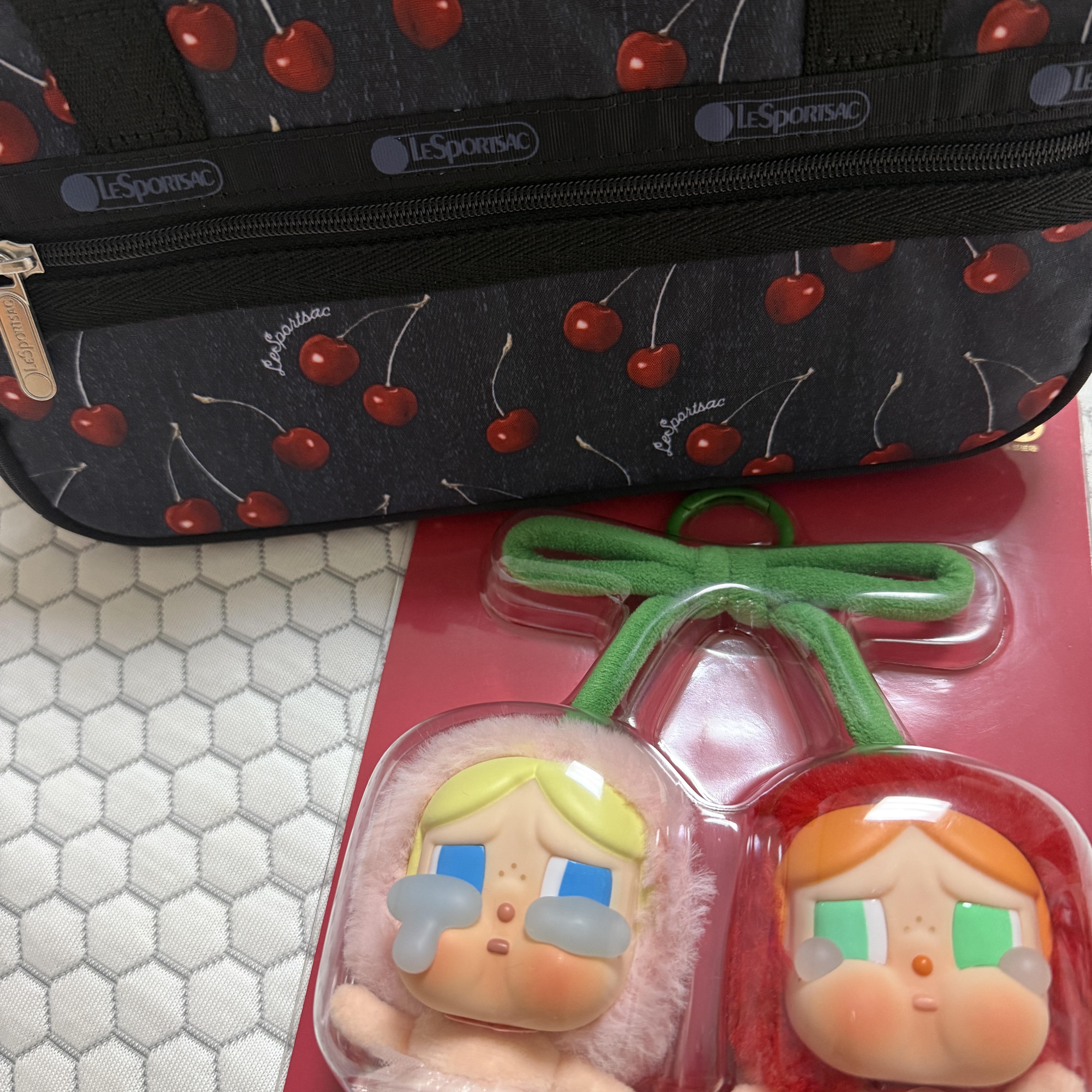 Pop Mart Crybaby Crying For Love Series Vinyl Plush 착용 스타일