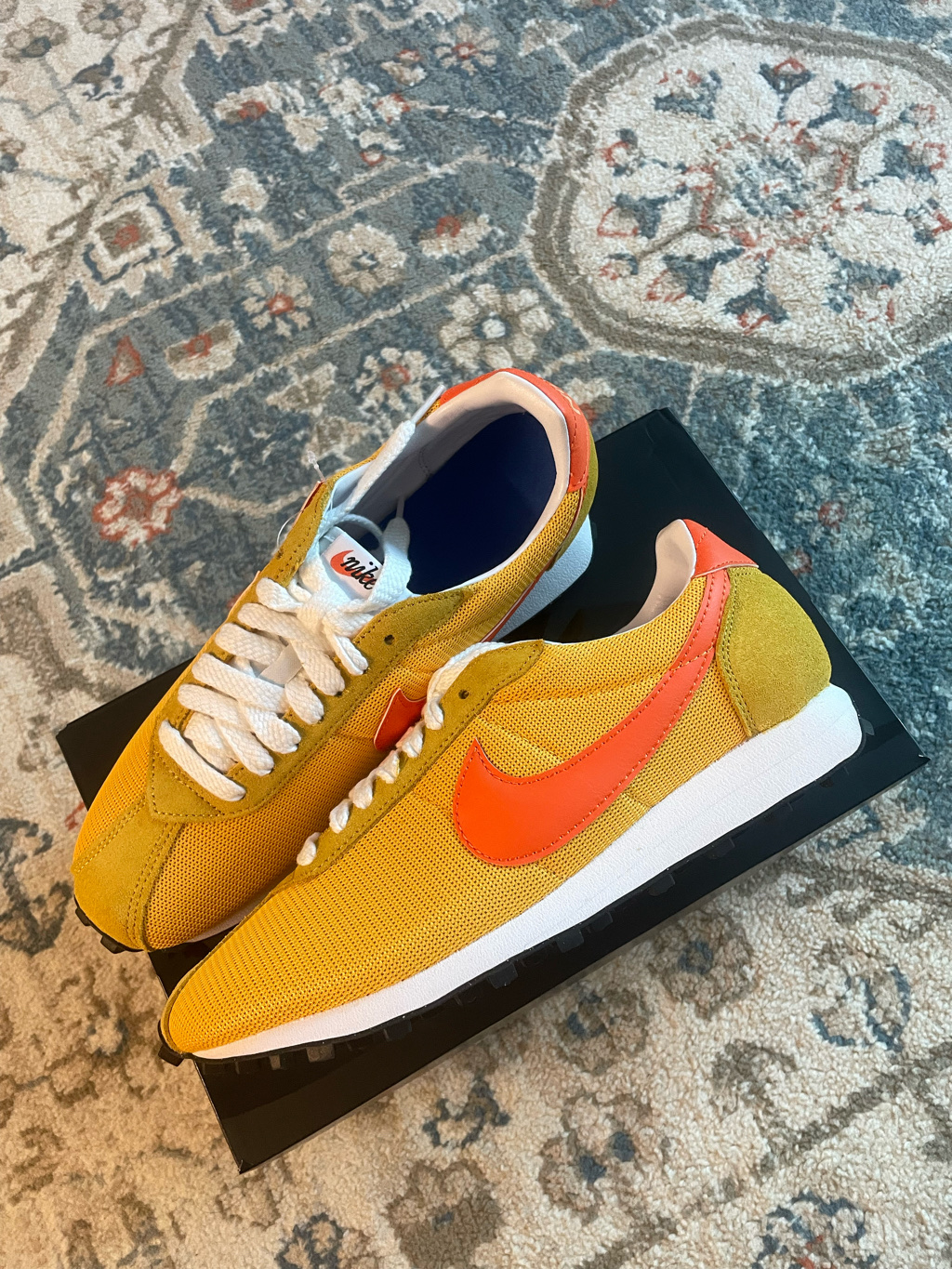 Nike LD-1000 SP University Gold and Safety Orange 착용 스타일 - 1