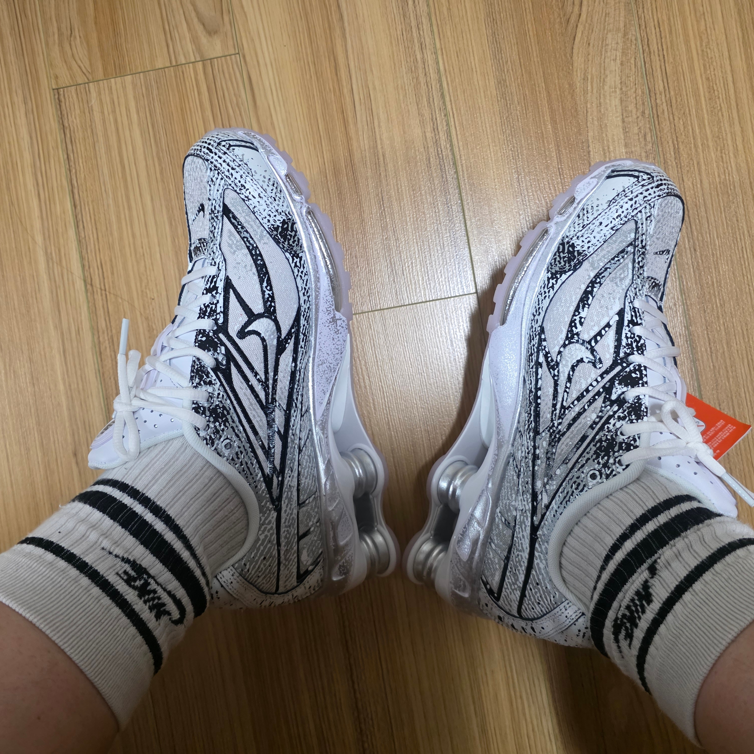 Nike Shox Ride 2 Metallic Platinum 착용 스타일 - 2