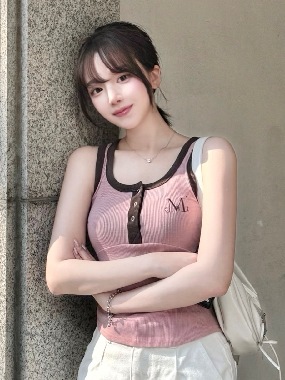 MUCENT Color-Pop Button Crop Sleeveless Pink 착용 스타일