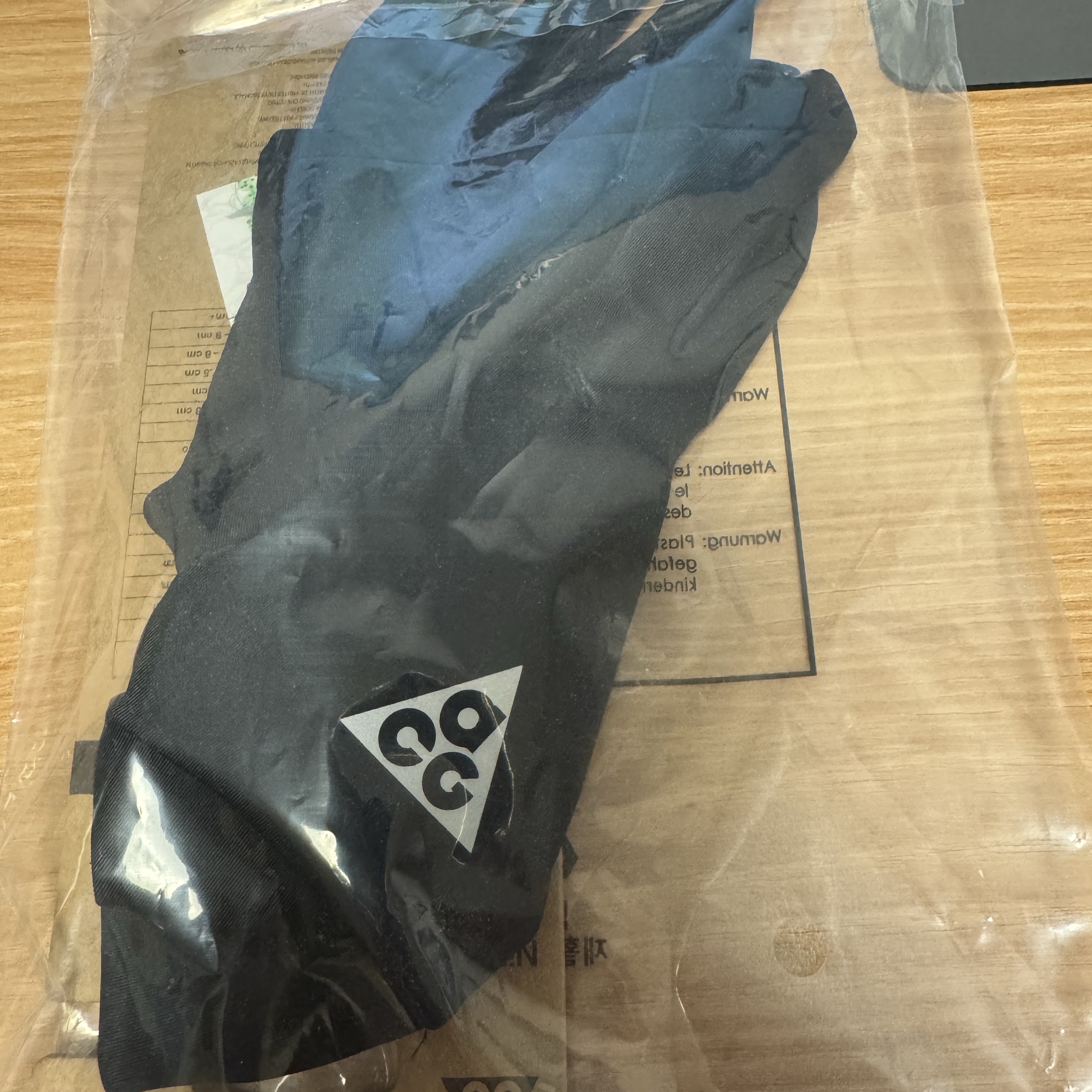 Nike ACG Dri-Fit Lightweight Gloves Black Silver 착용 스타일