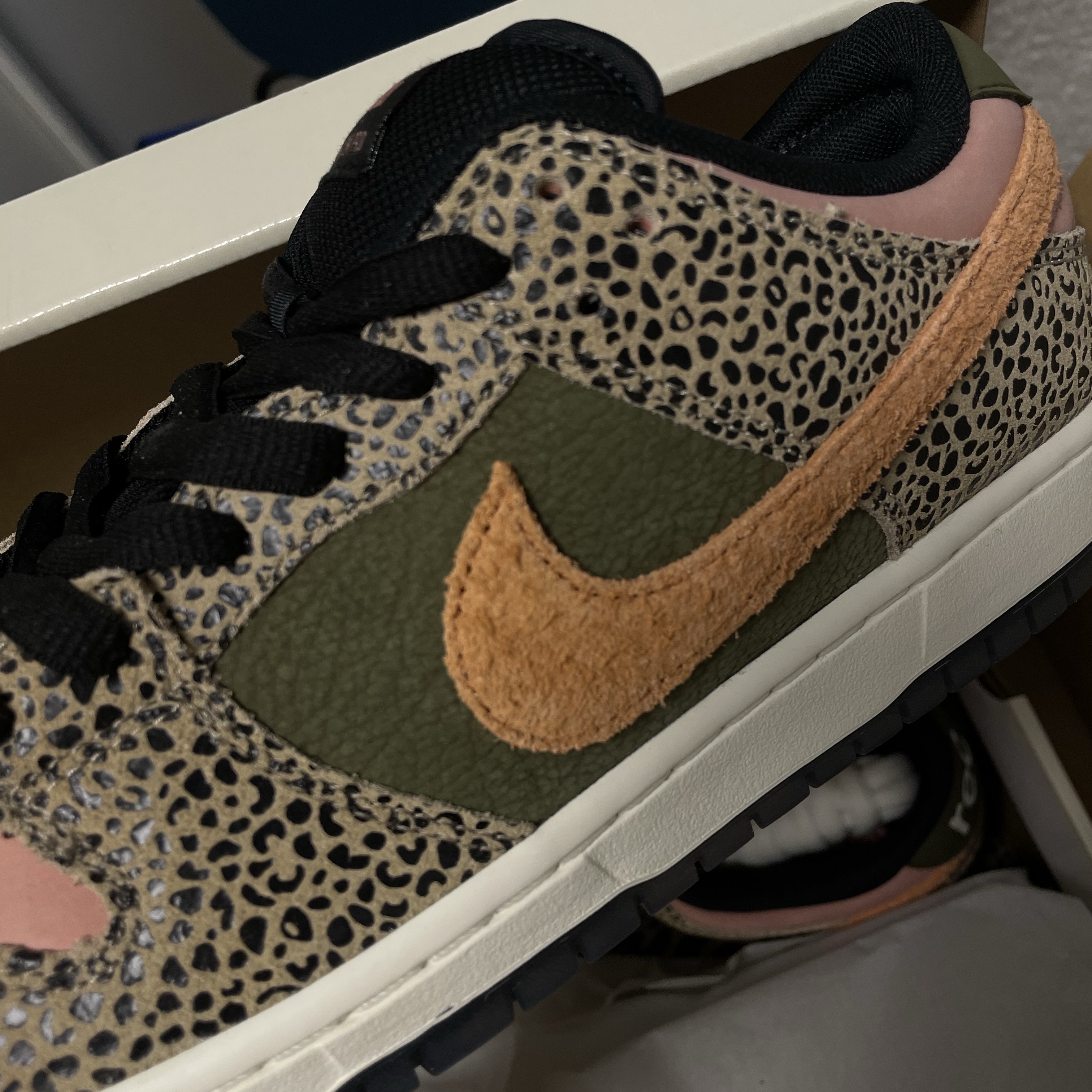Nike x Arts-Rec Skateshop SB Dunk Low Pro Rust Pink and Rough Green 착용 스타일 - 2