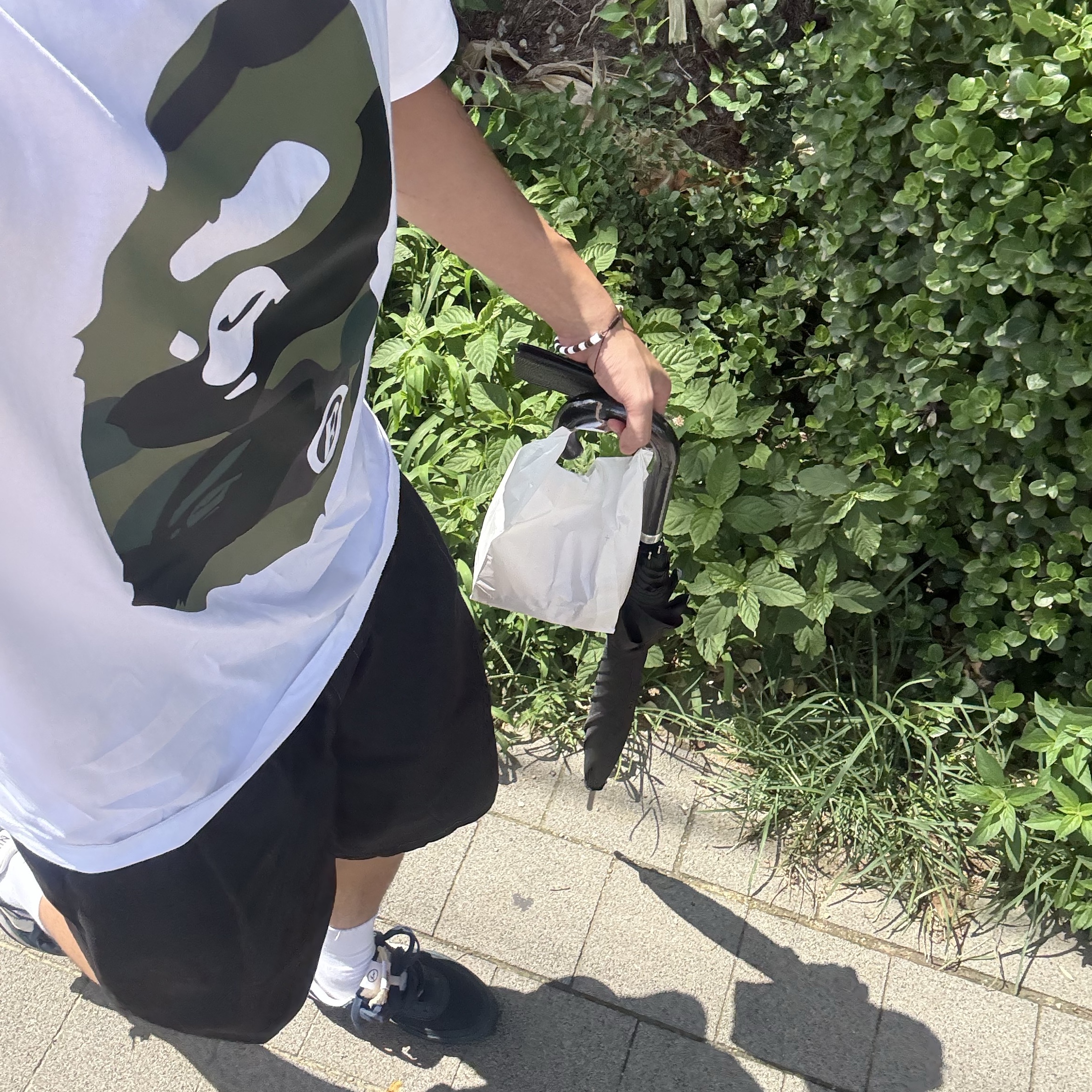 BAPE Giant 1st Camo Big Ape Head T-Shirt White Green, Nike x Sacai x Fragment LDWaffle Blackened Blue 착용 스타일