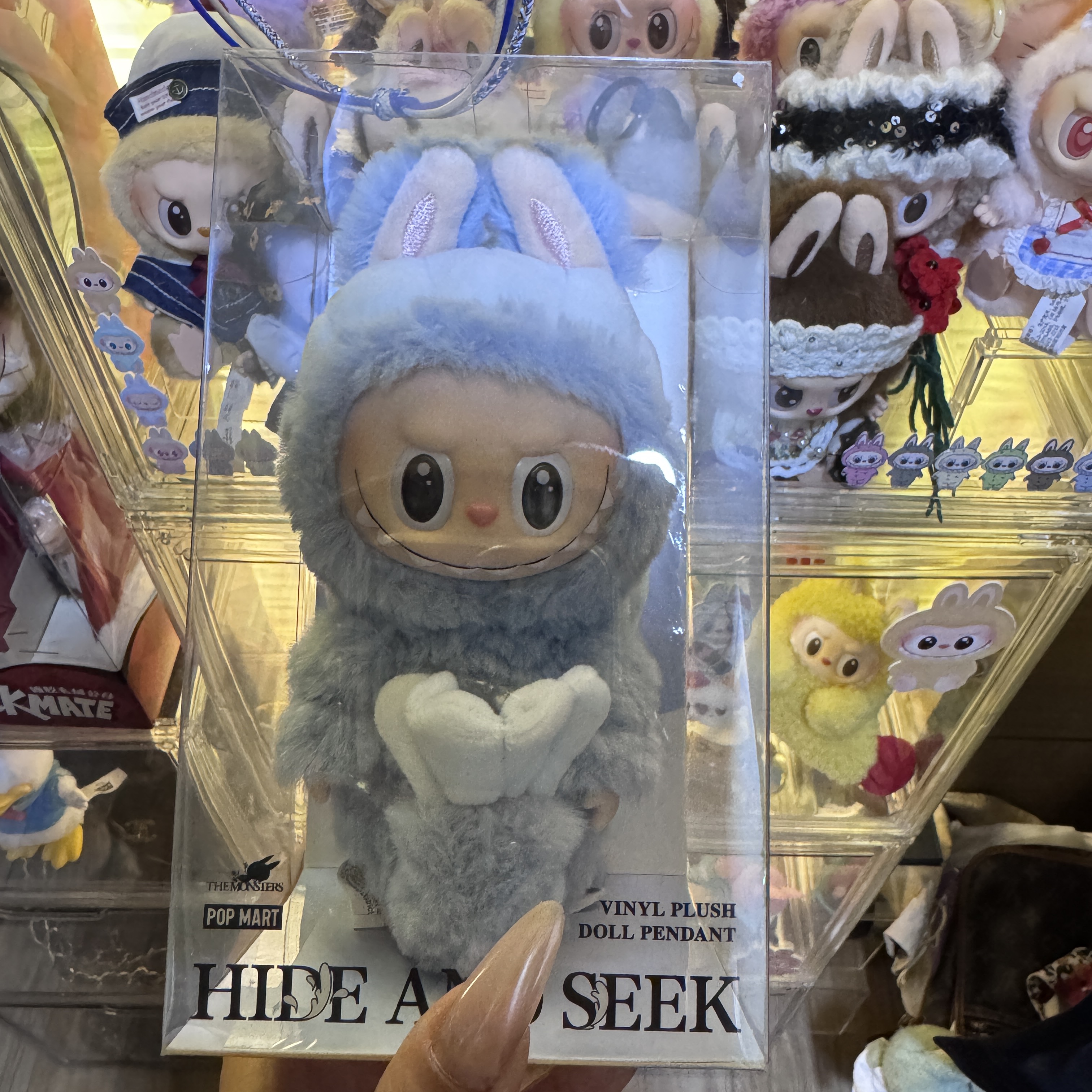 Pop Mart Labubu Hide and Seek In Singapore Series Vinyl Plush Pendant 착용 스타일 - 1