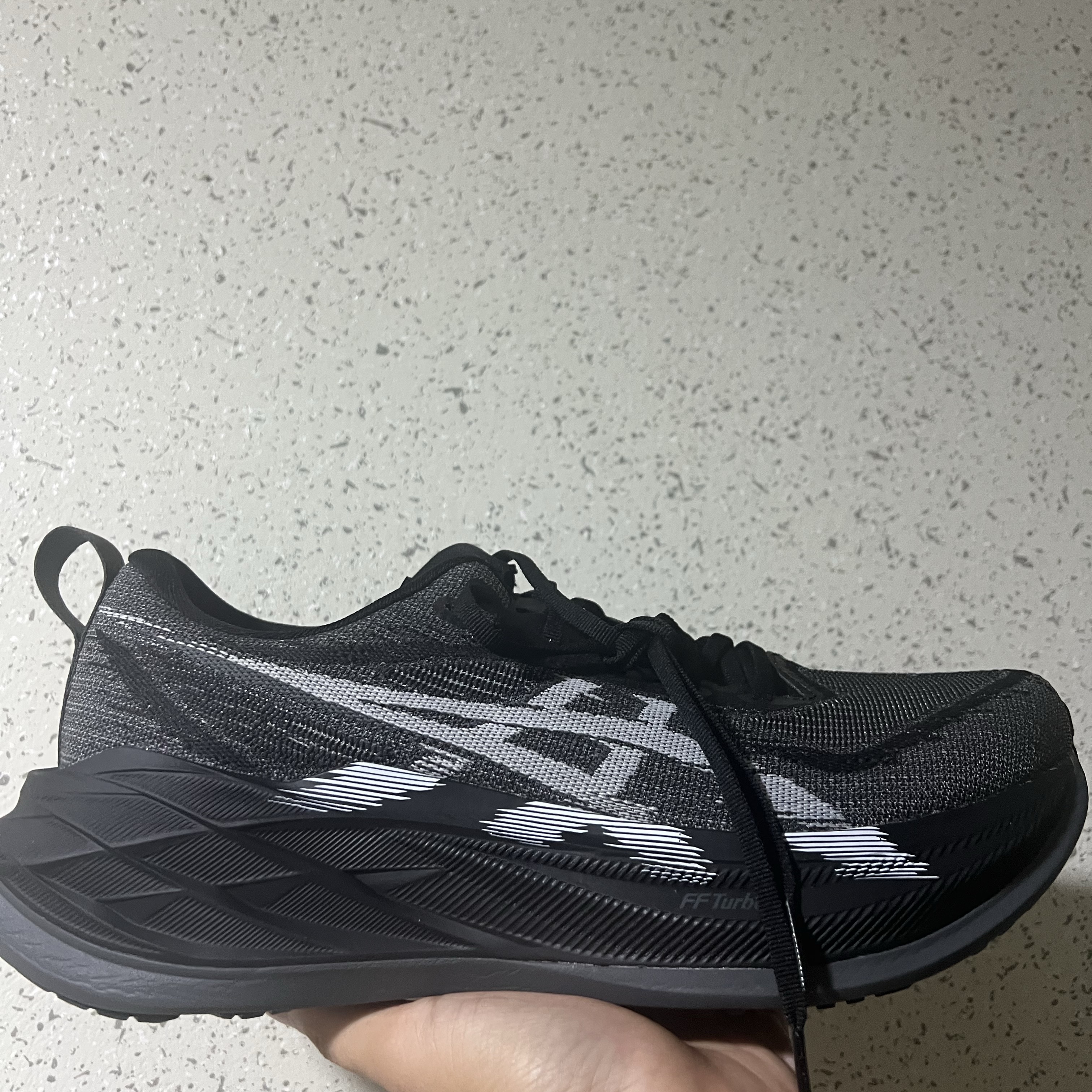 Asics Superblast 2 Black White 착용 스타일 - 2