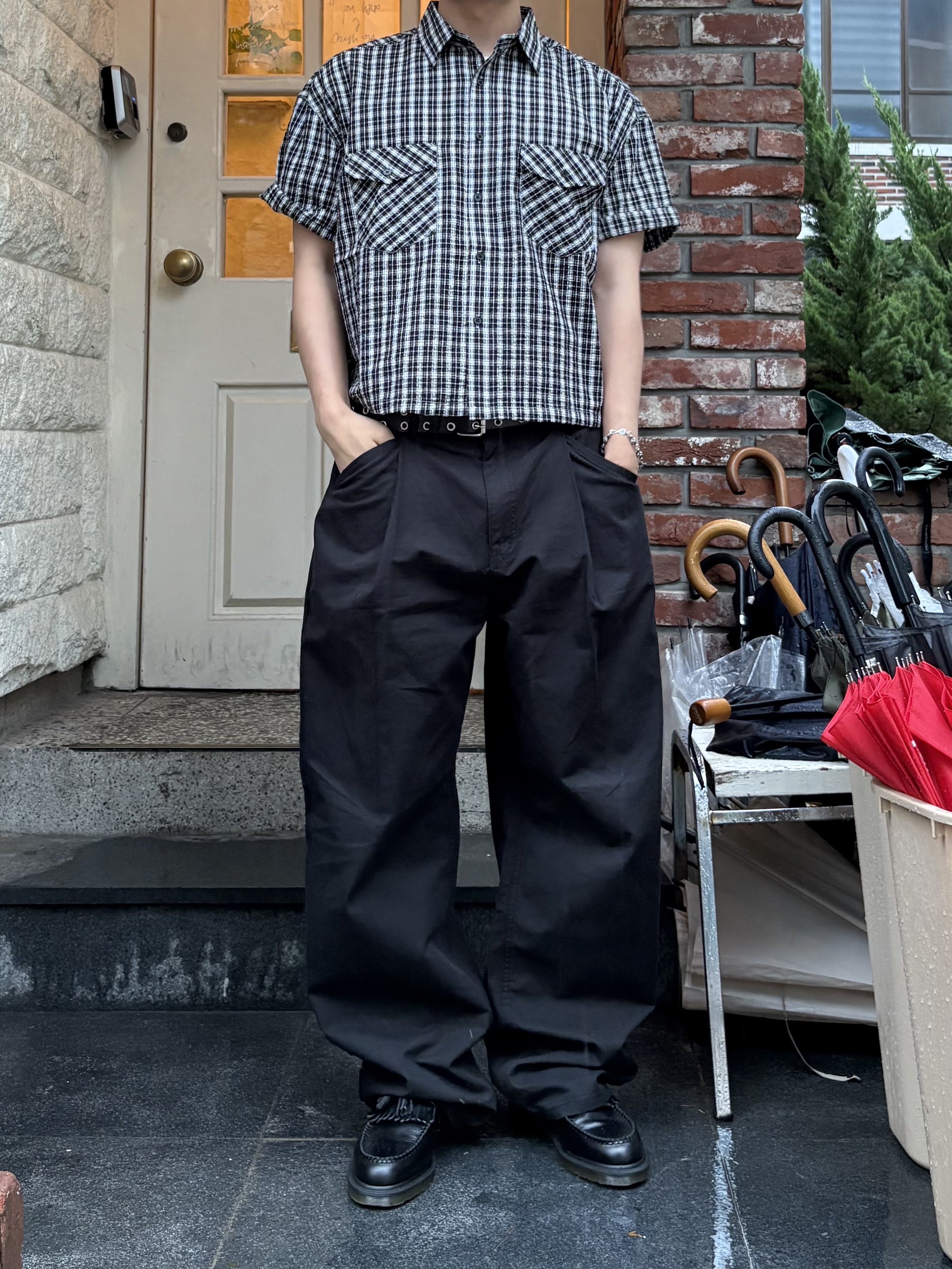 Dr. Martens Adrian Smooth Black 착용 스타일 - 3