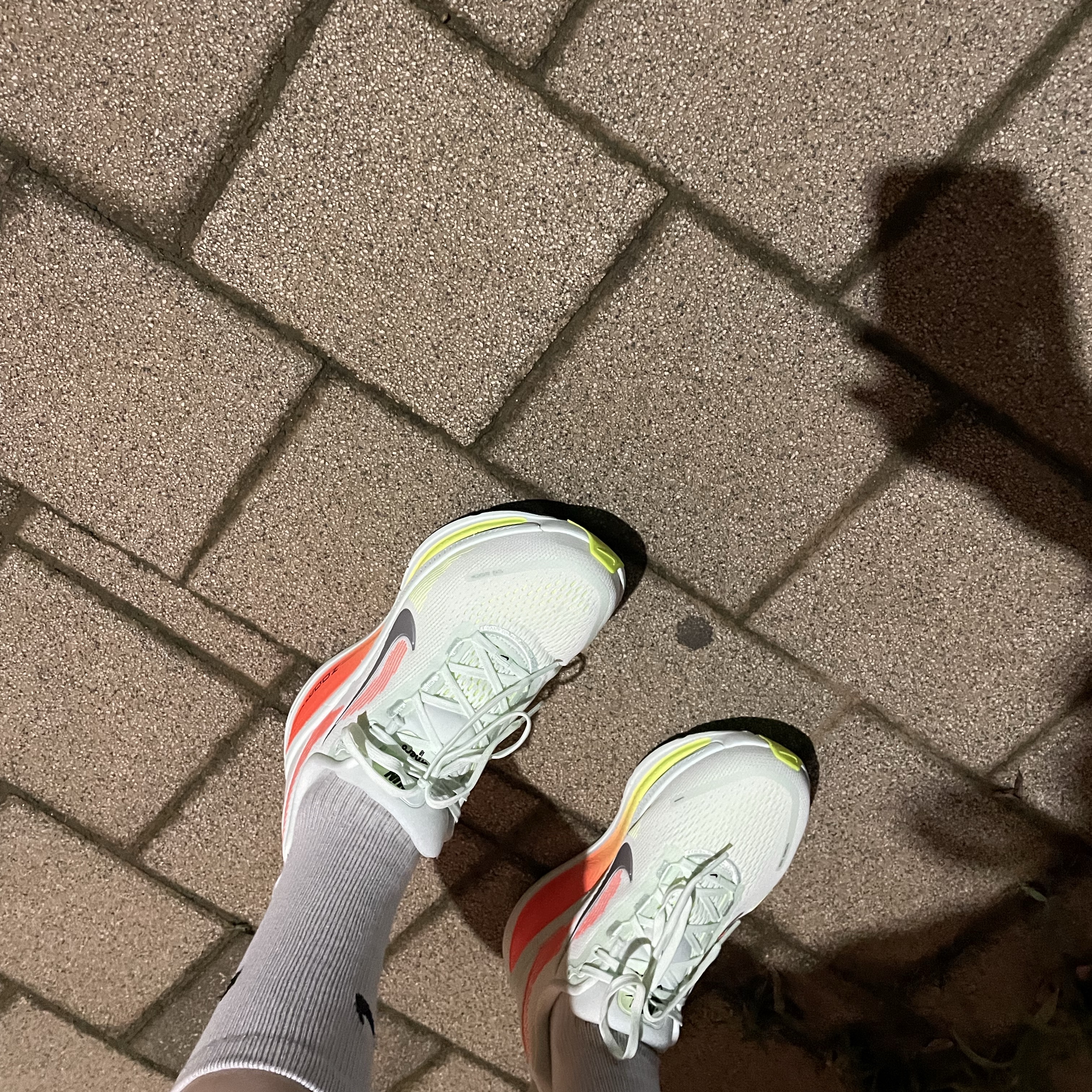 Nike Vomero 18 Barely Green Hyper Crimson 착용 스타일