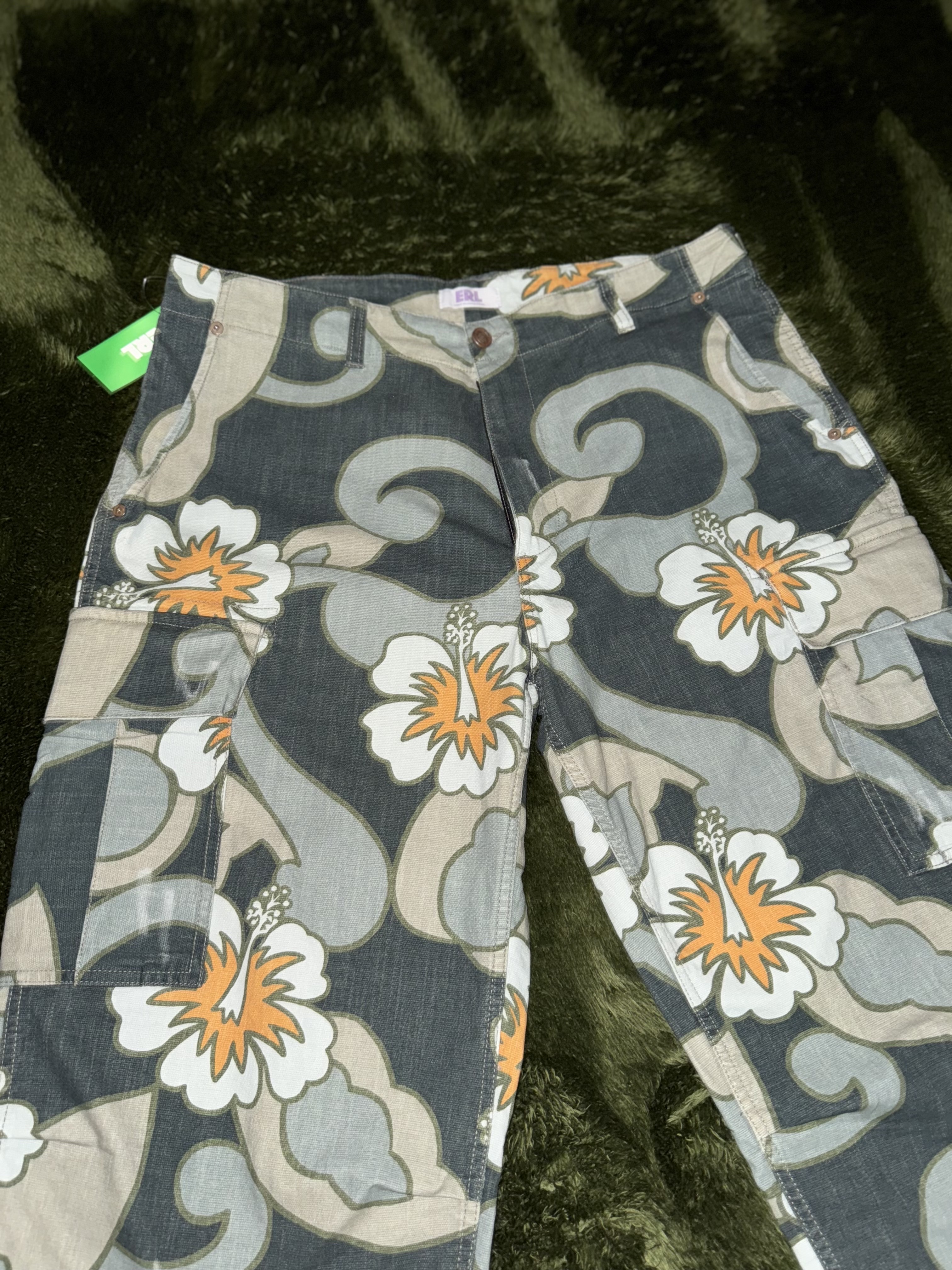ERL Straight Floral Print Cargo Pants Gray Hibiscus 착용 스타일 - 5