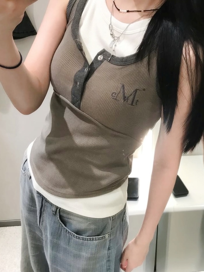 MUCENT Color-Pop Button Crop Sleeveless Khaki 착용 스타일 - 2