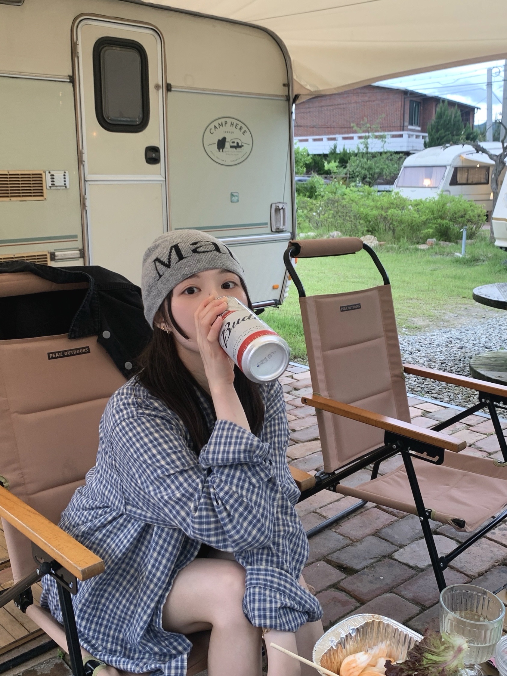 Matin Kim Logo Jacquard Short Beanie Grey 착용 스타일 - 2