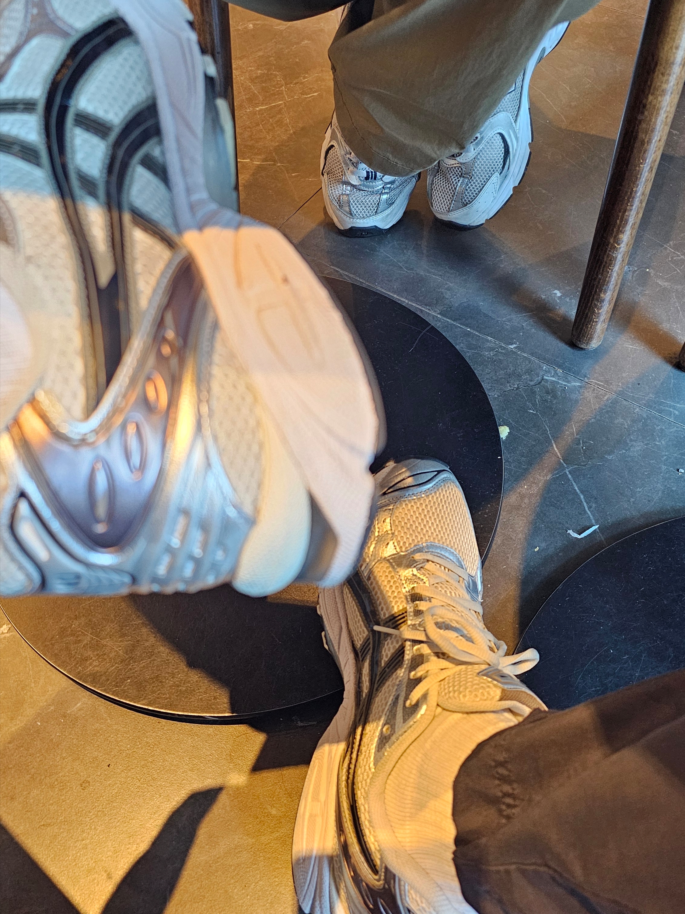 Asics Gel-Kayano 14 Cream Black, New Balance 530 Steel Grey 착용 스타일