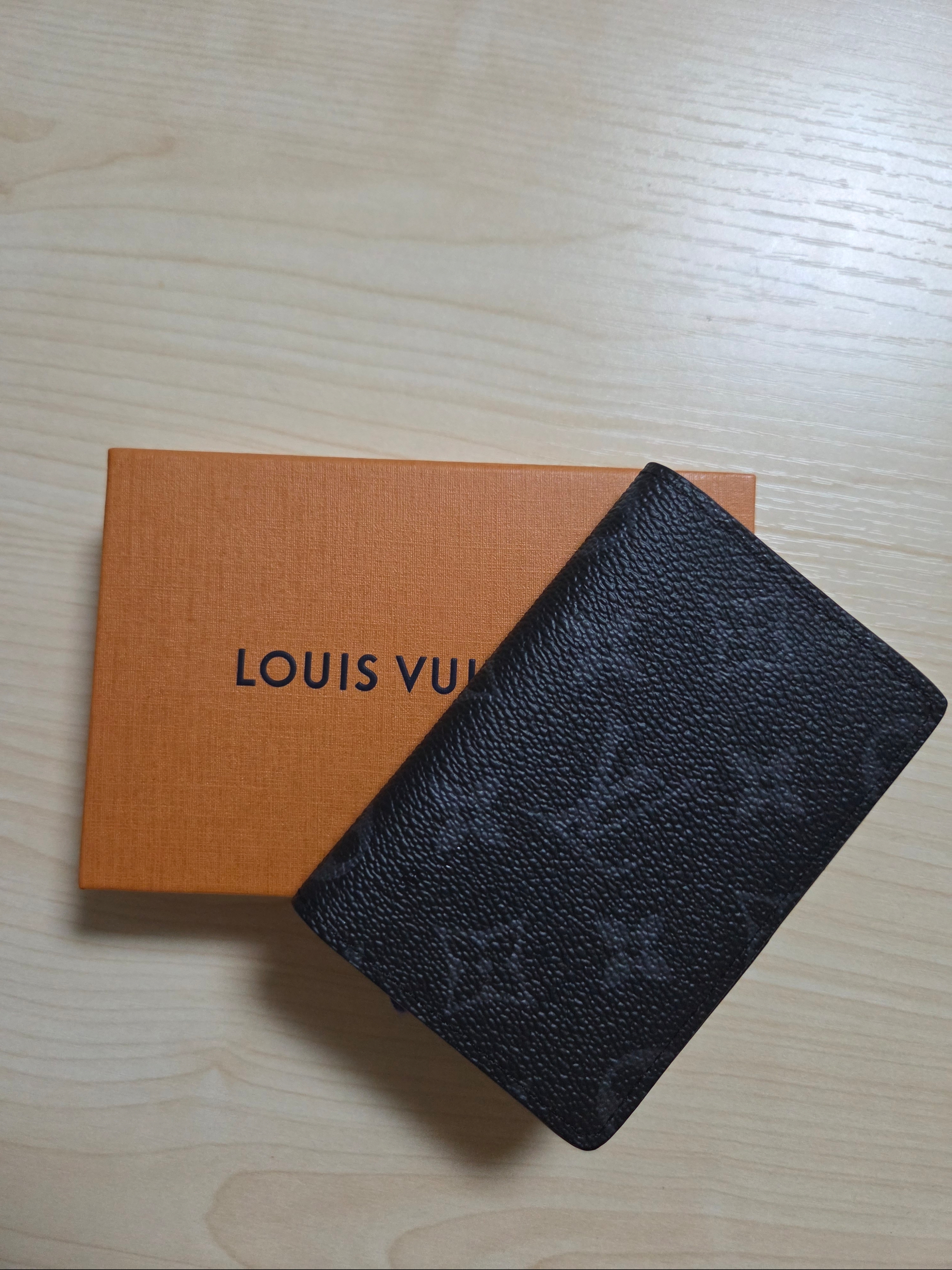 Louis Vuitton Pocket Organizer Monogram Eclipse 착용 스타일 - 2