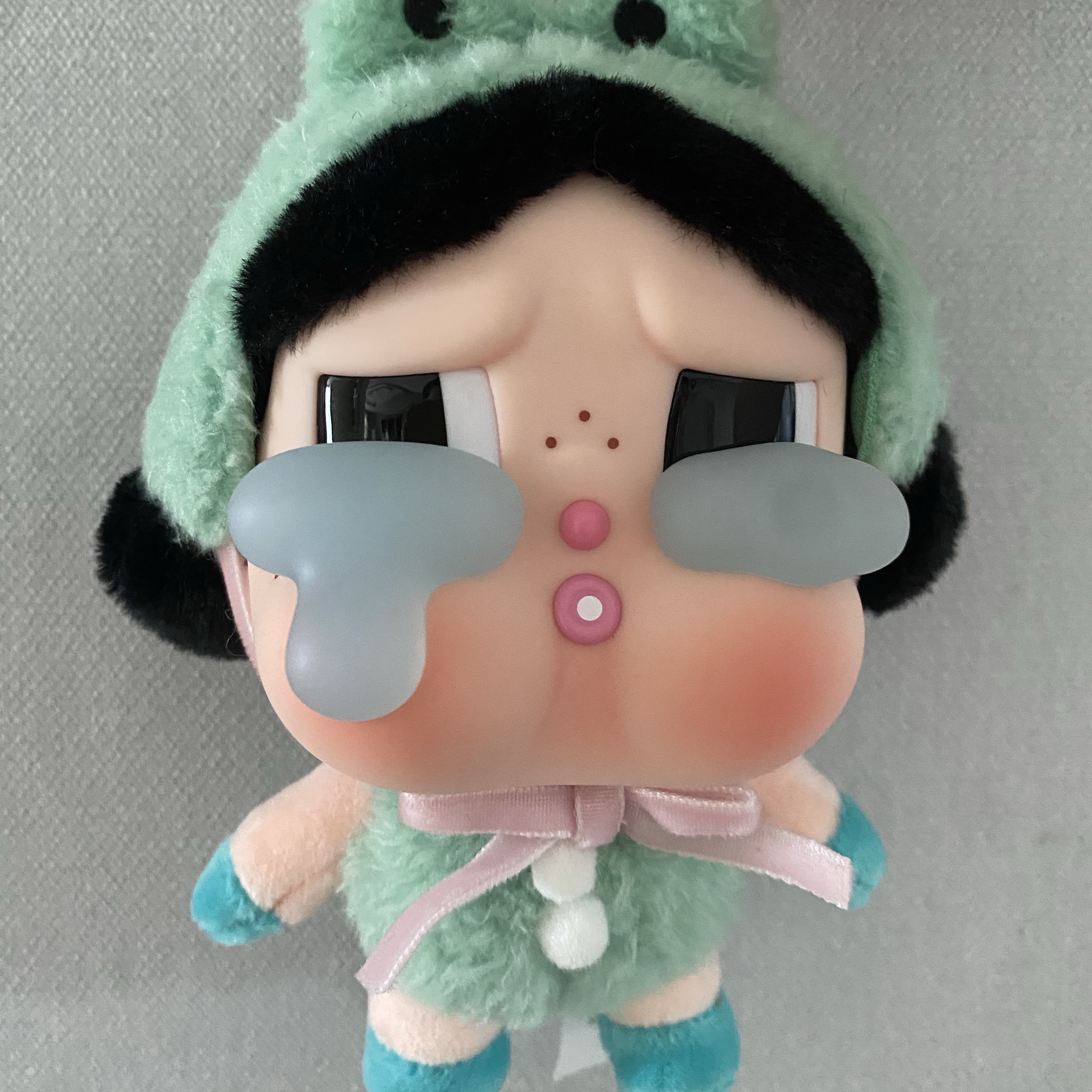 Pop Mart Crybaby Crying Again Series Plush Keyring What A Frog (Opened Case), Pop Mart Crybaby Crying Again Series Plush Keyring Sealed Case (6 Blind Boxes) 착용 스타일