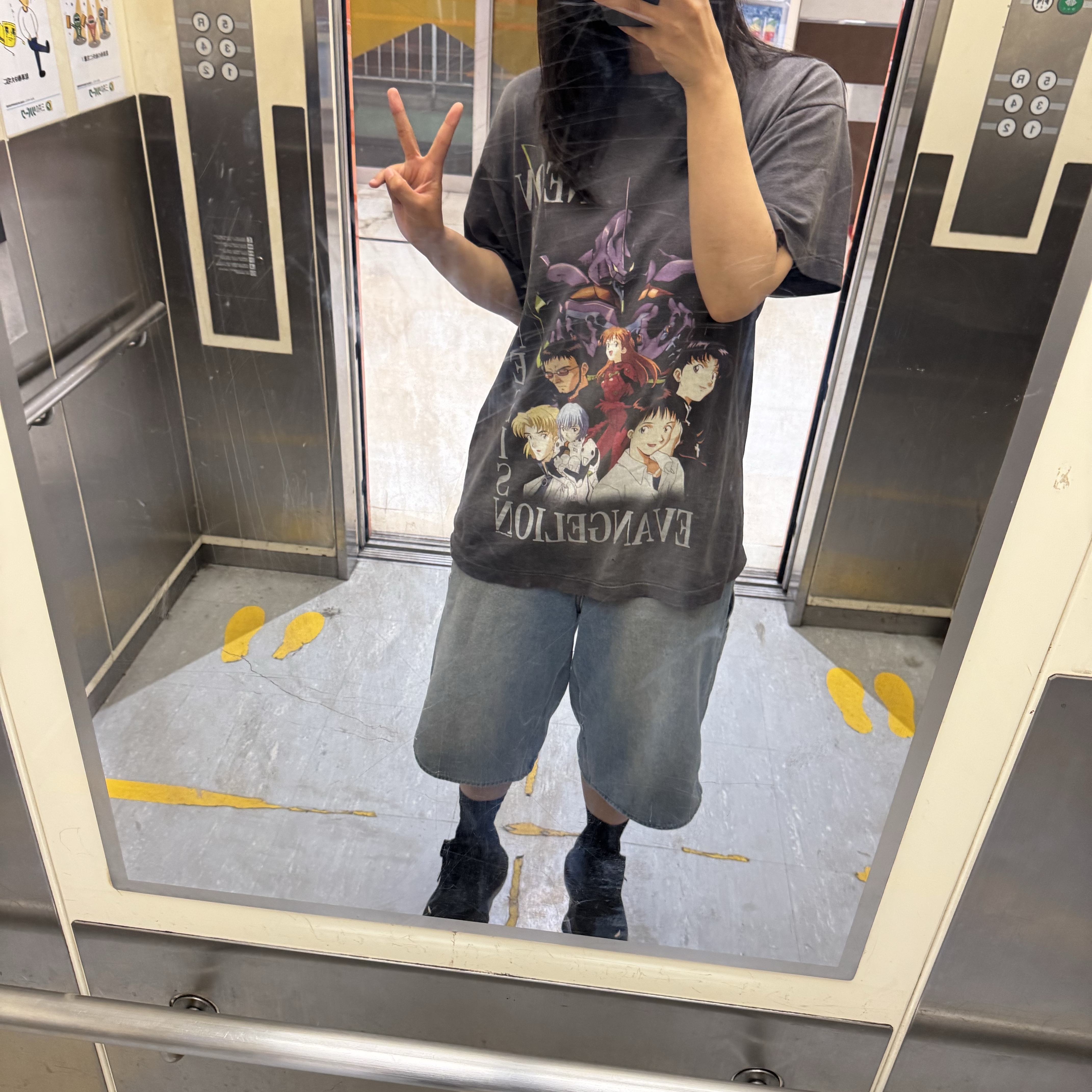 Saint Mxxxxxx x Evangelion Neon S/S T-Shirt Black 착용 스타일 - 3