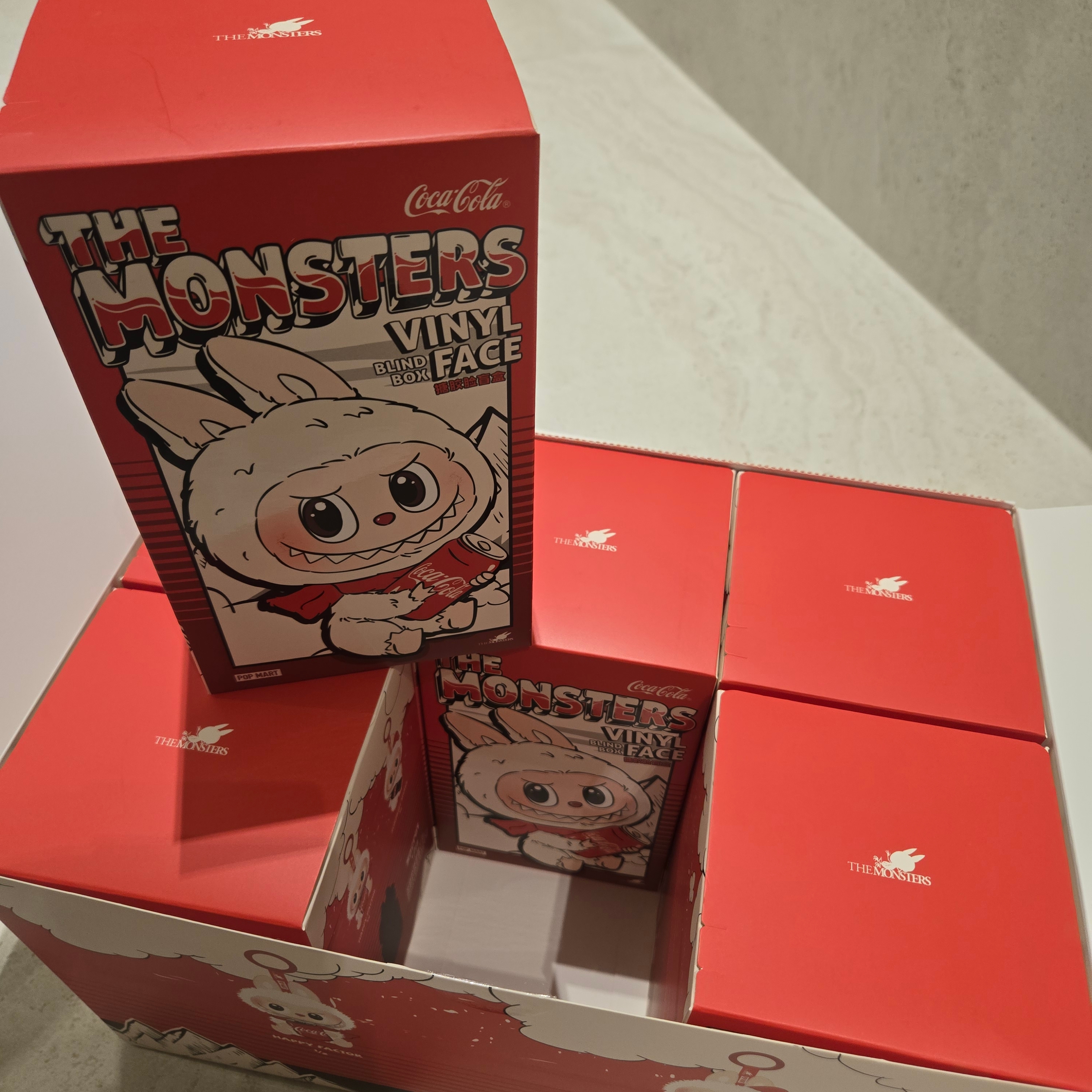 Pop Mart Labubu Coca Cola Series Keyring Sealed Case (6 Blind Boxes) 착용 스타일
