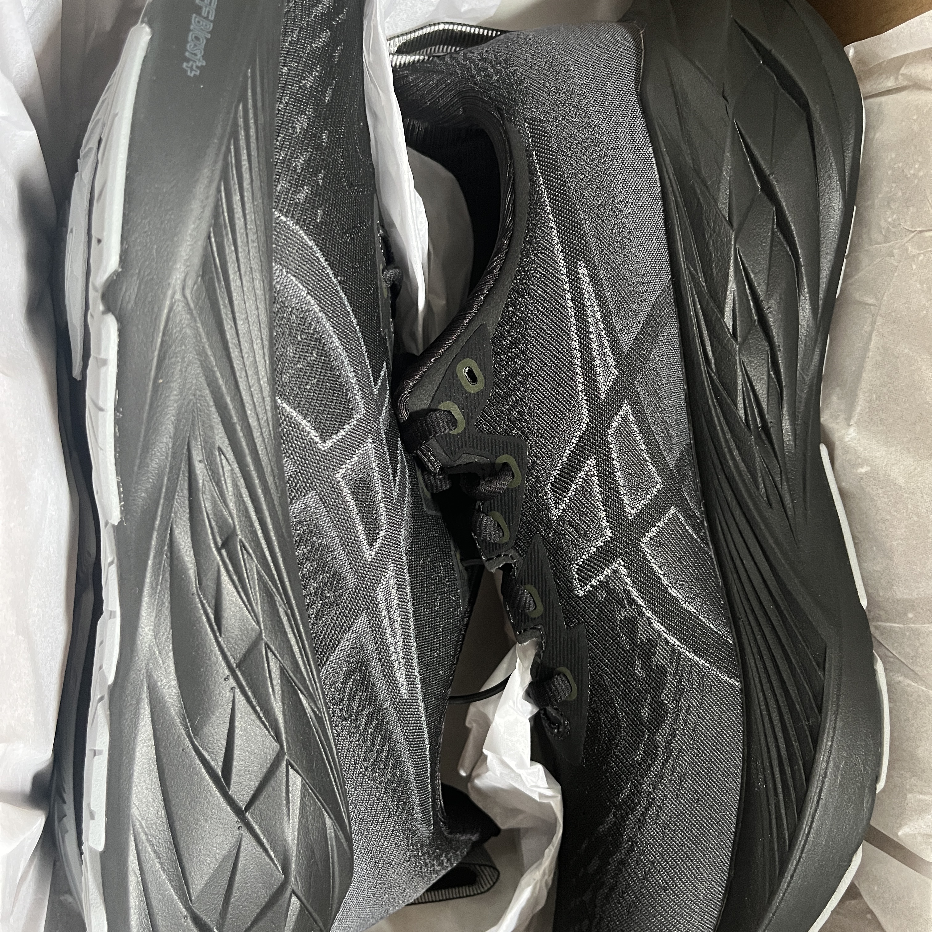 Asics Novablast 4 Black Graphite Grey - 2E Wide 착용 스타일 - 1