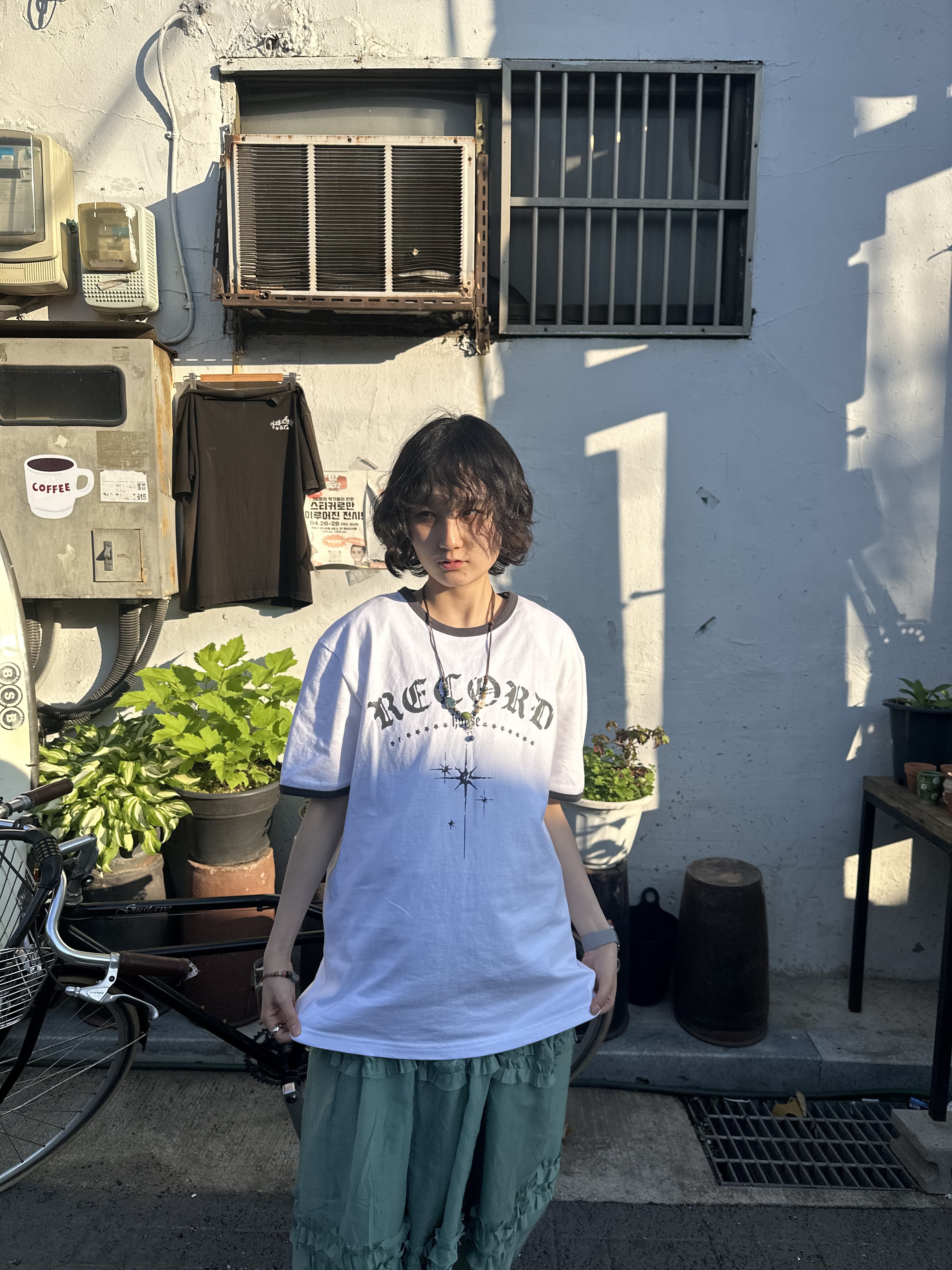 SLOW RECORD HOUSE Unisex RECORD Ringer Tee White 착용 스타일 - 1