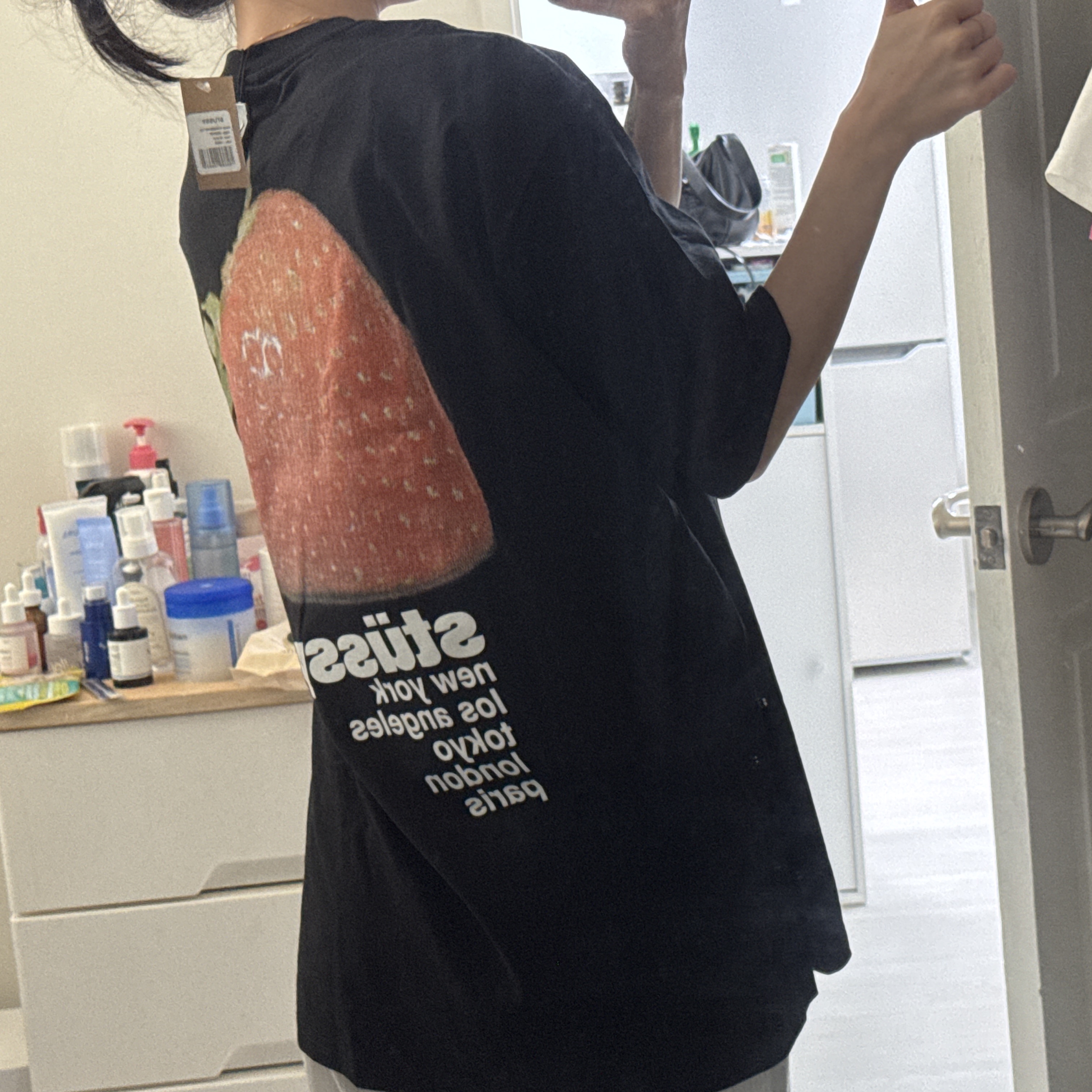 Stussy Strawberry T-Shirt Black 착용 스타일