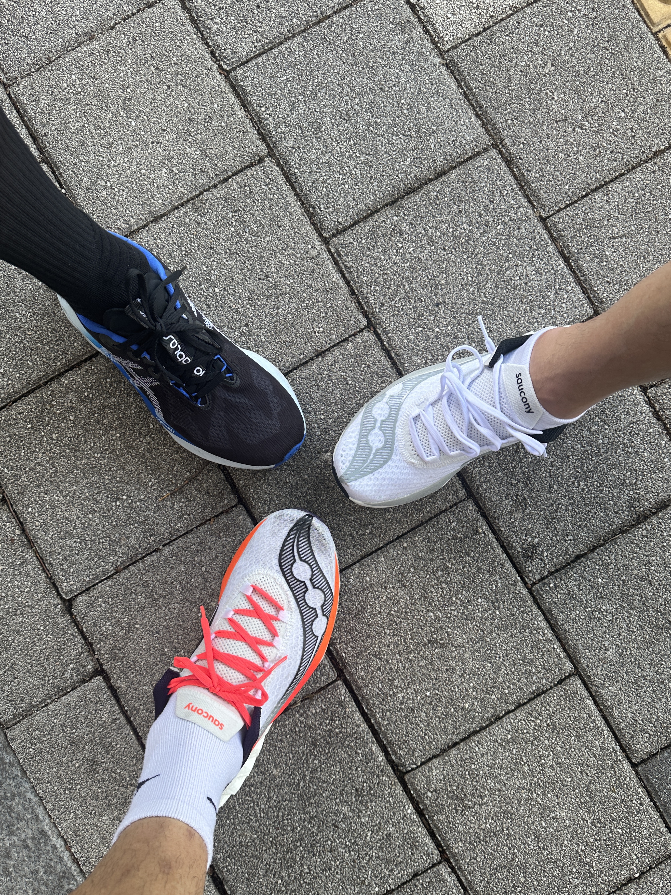 Asics Novablast 5 Black White, Saucony Endorphin Pro 4 White Silver 착용 스타일