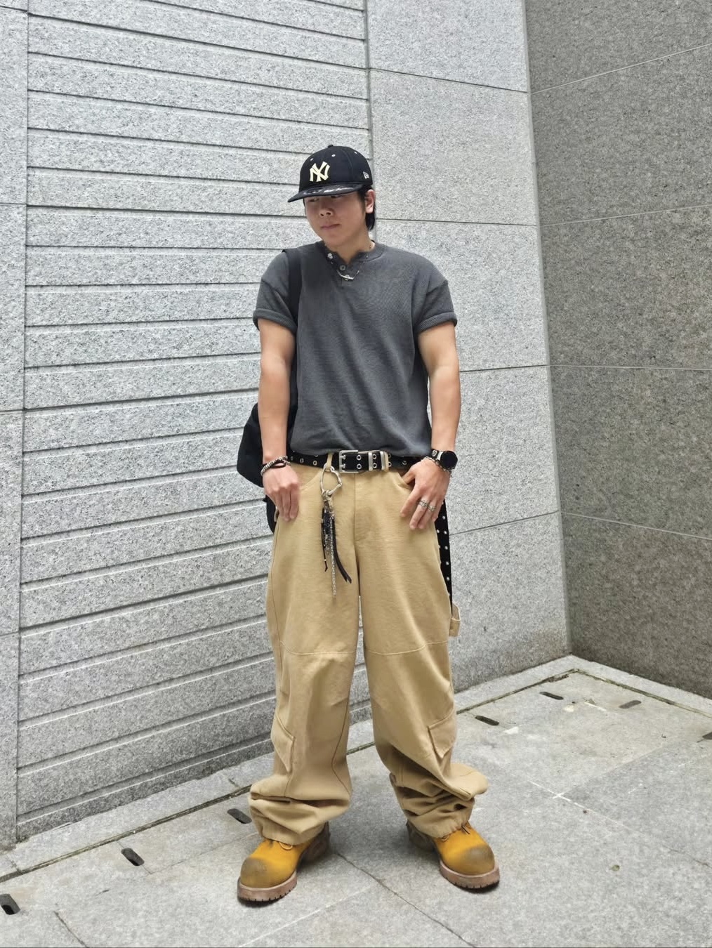 Knitted Coolever Henley Neck Half Sleeve Knit Charcoal 착용 스타일