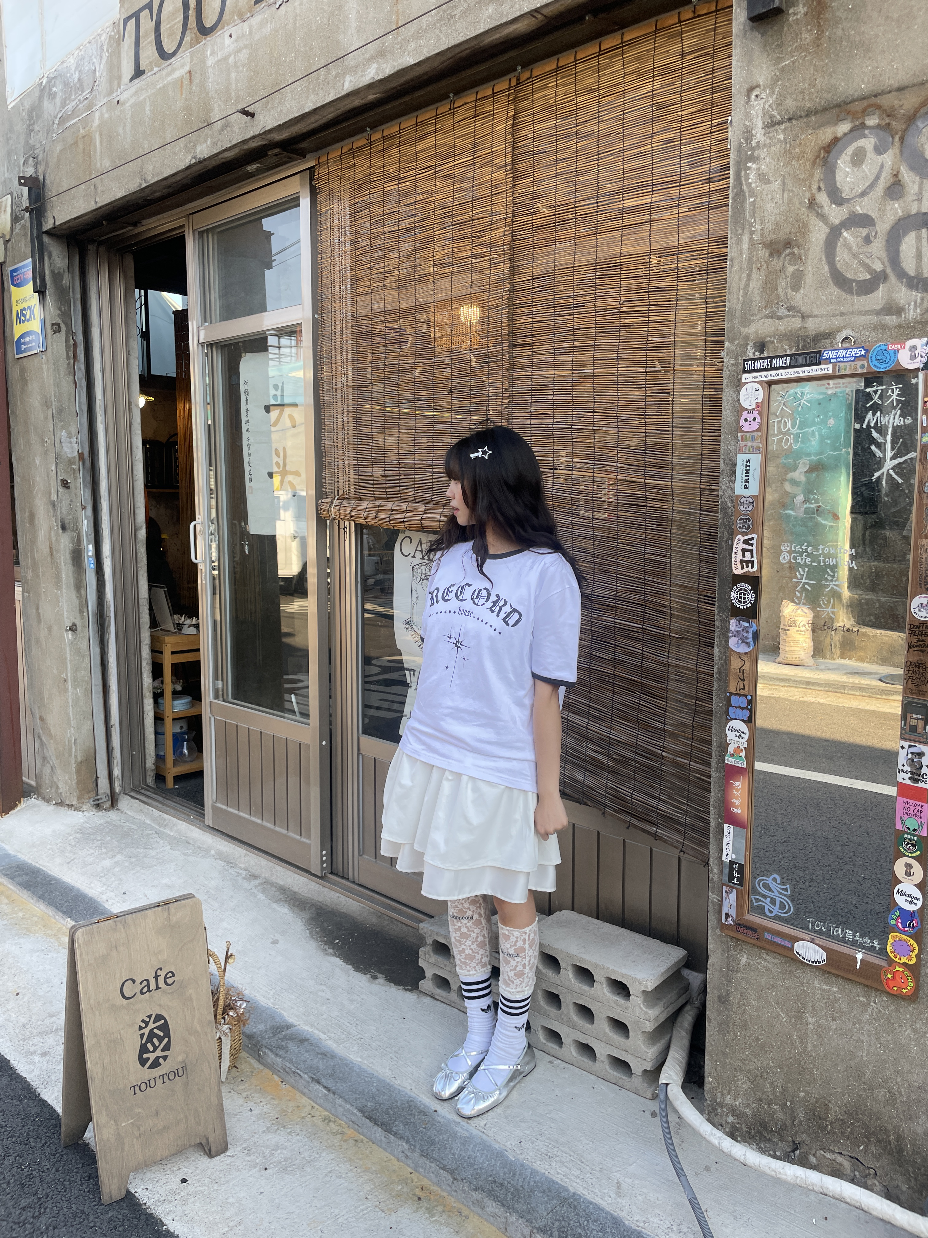 SLOW RECORD HOUSE Unisex RECORD Ringer Tee White 착용 스타일 - 9