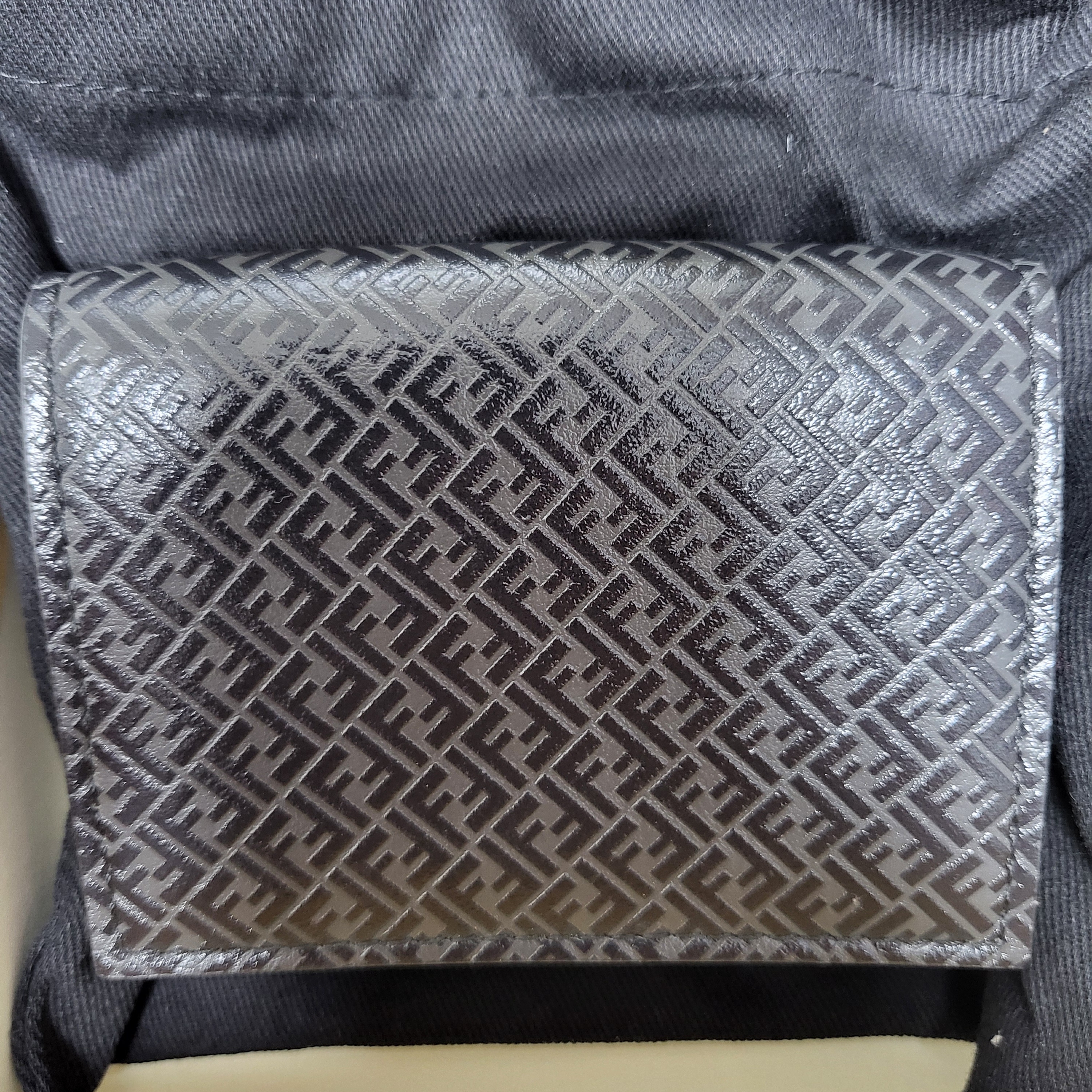 Fendi Micro FF Tri-Fold Wallet Black 착용 스타일