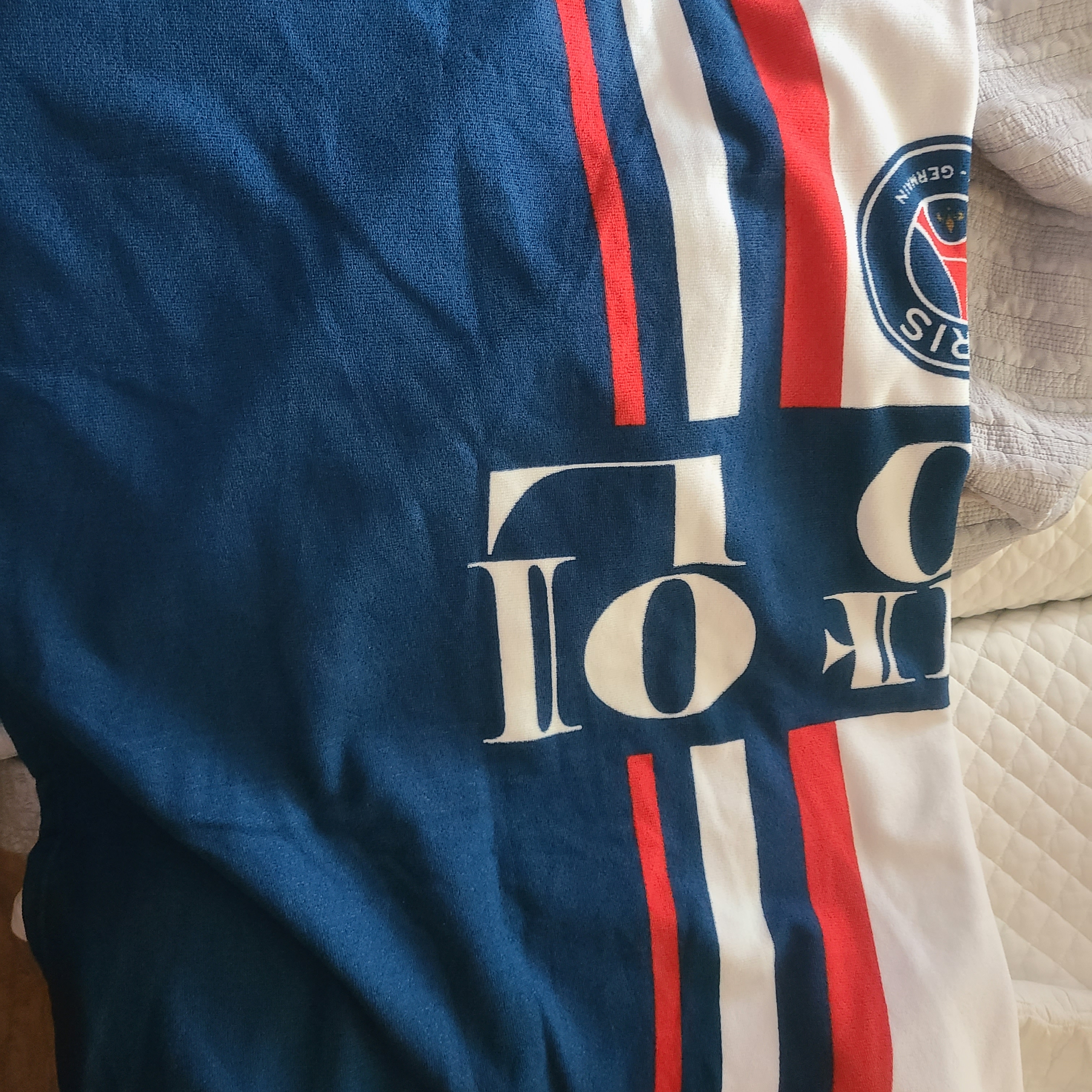 Over The Pitch P X PSG HANGEUL BEACH TOWEL 착용 스타일