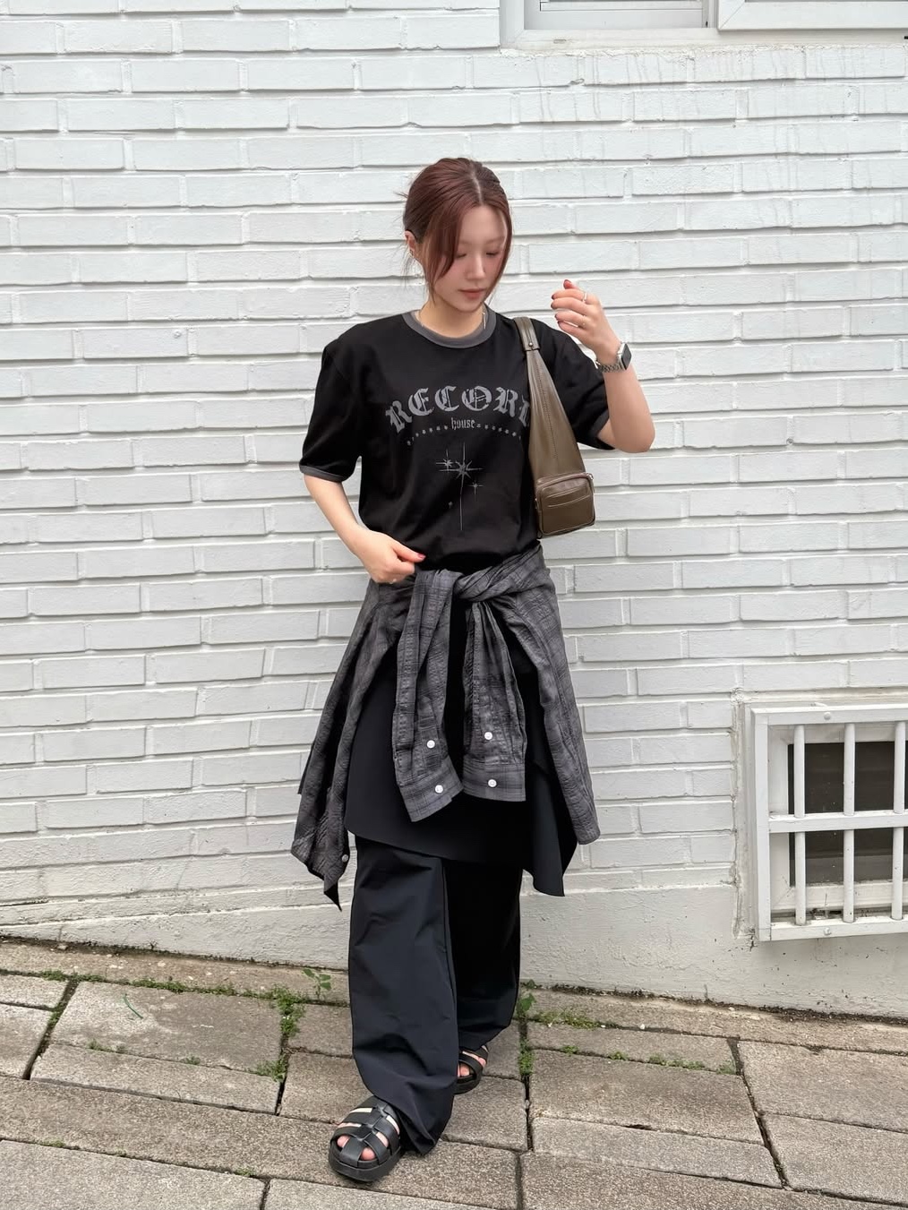 SLOW RECORD HOUSE Unisex RECORD Ringer Tee Black 착용 스타일 - 2