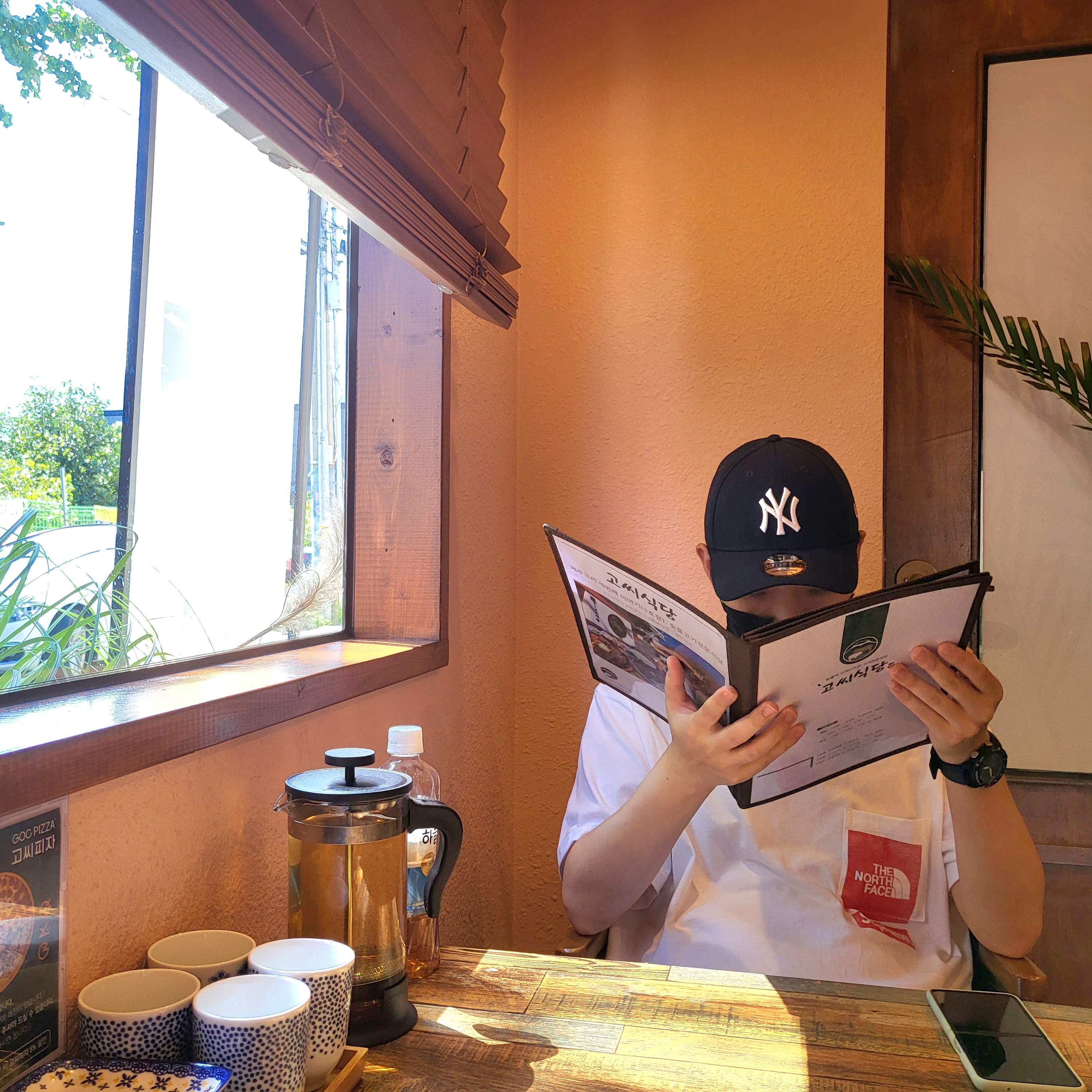 New Era 39Thirty MLB New York Yankees Team Classic Cap Navy, Supreme x The North Face Printed Pocket T-Shirt White - 23SS 착용 스타일