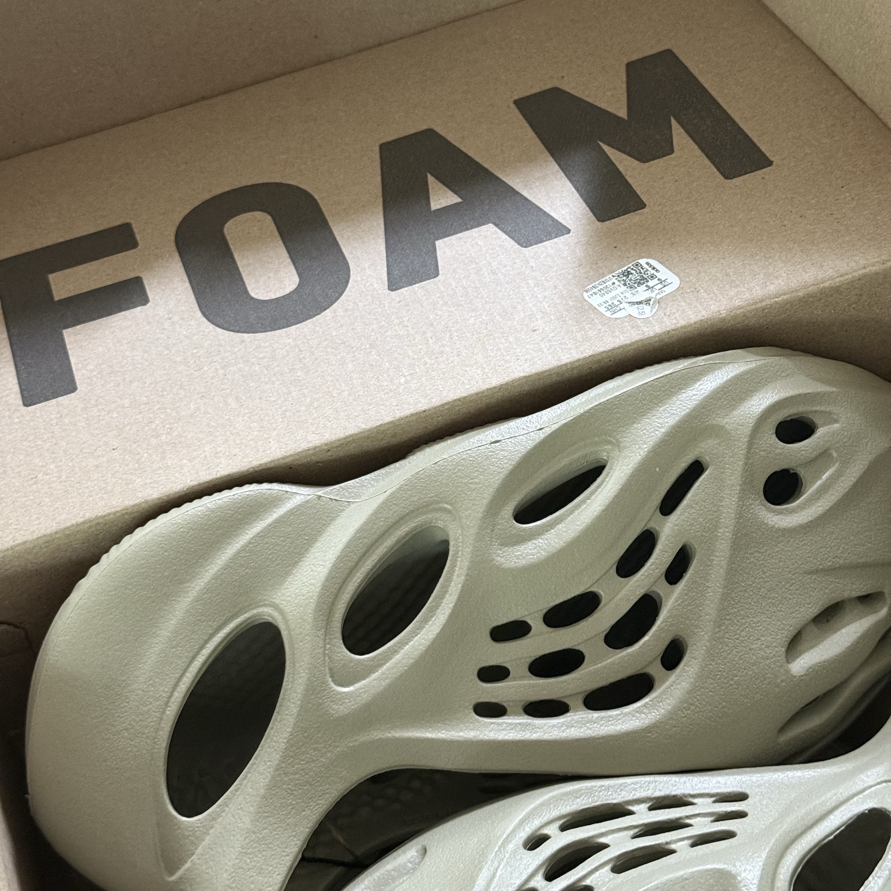 Adidas Yeezy Foam RNNR Stone Salt 착용 스타일